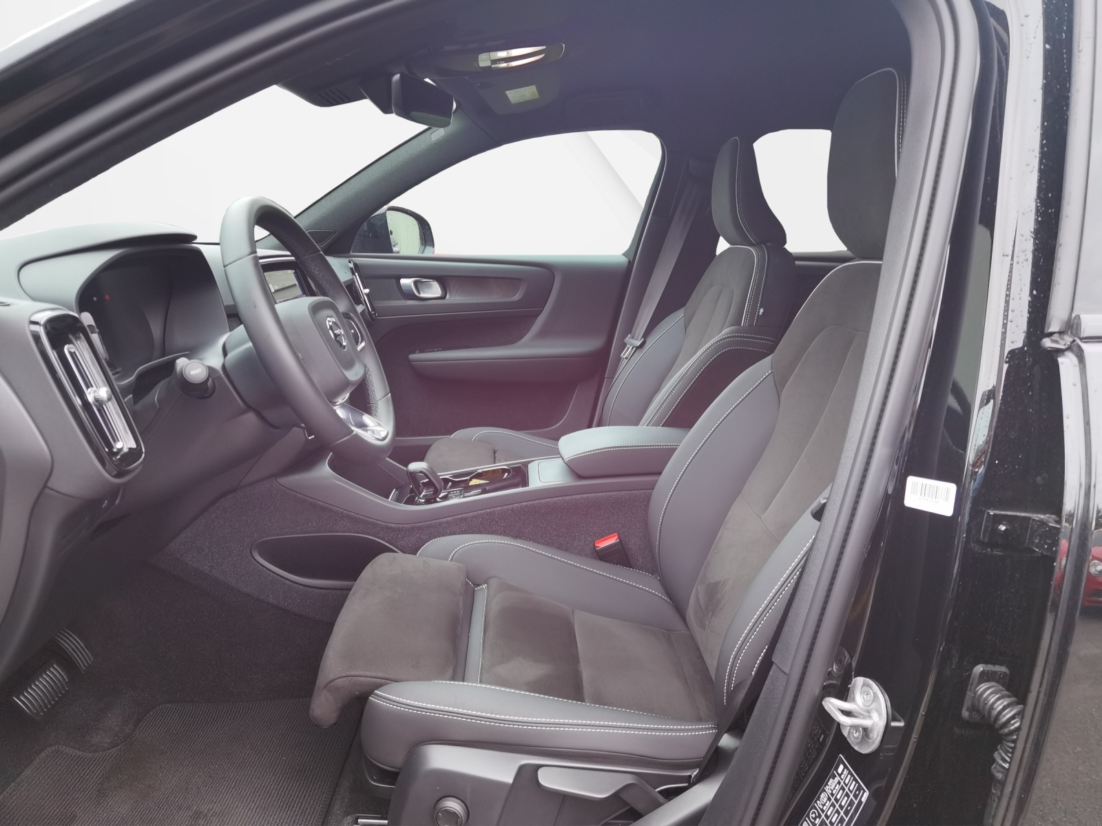 VOLVO XC40 E80 Twin Plus AWD-image-2