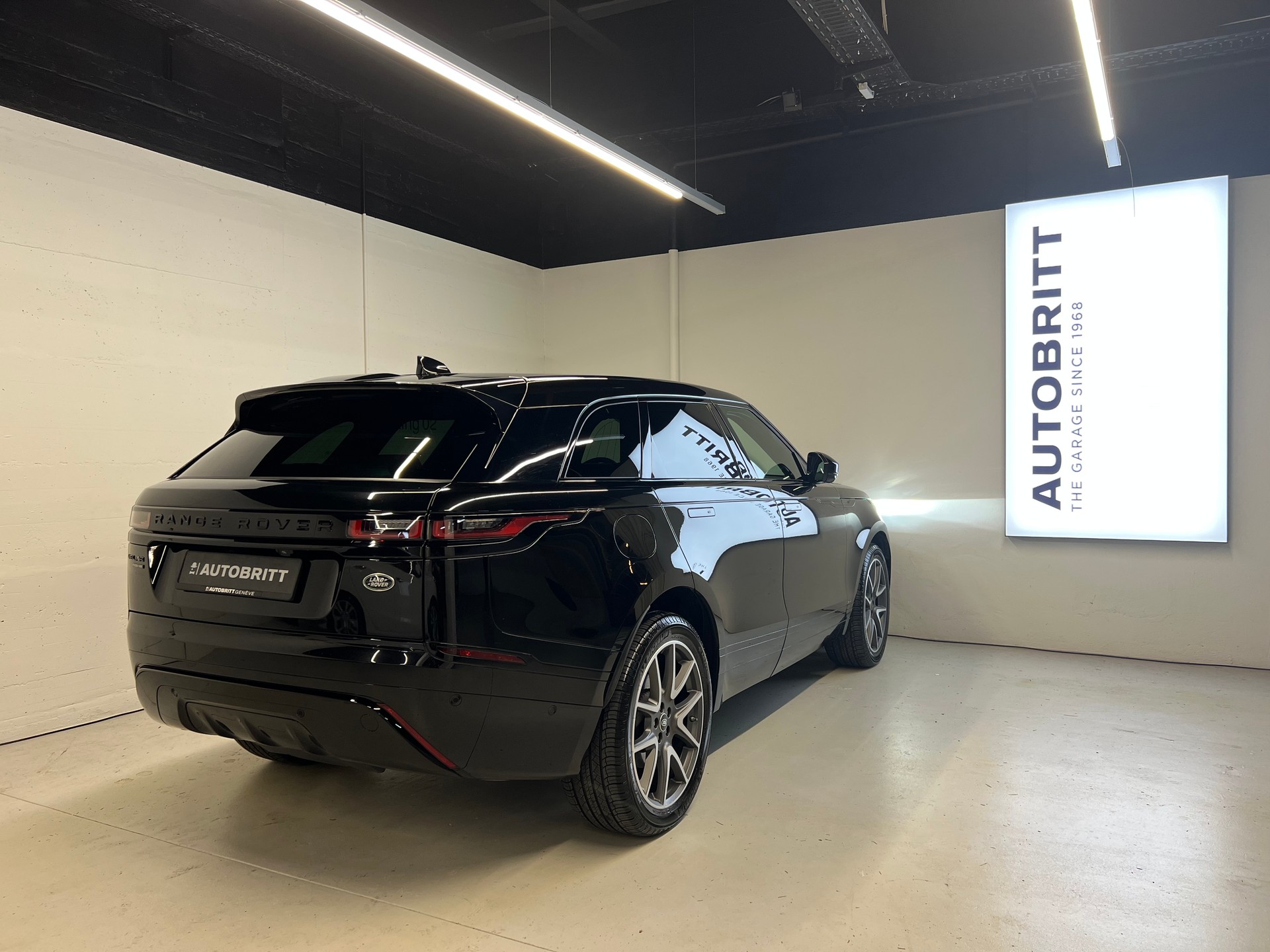 LAND ROVER Range Rover Velar 2.0 P400e R-Dynamic HSE-image-1