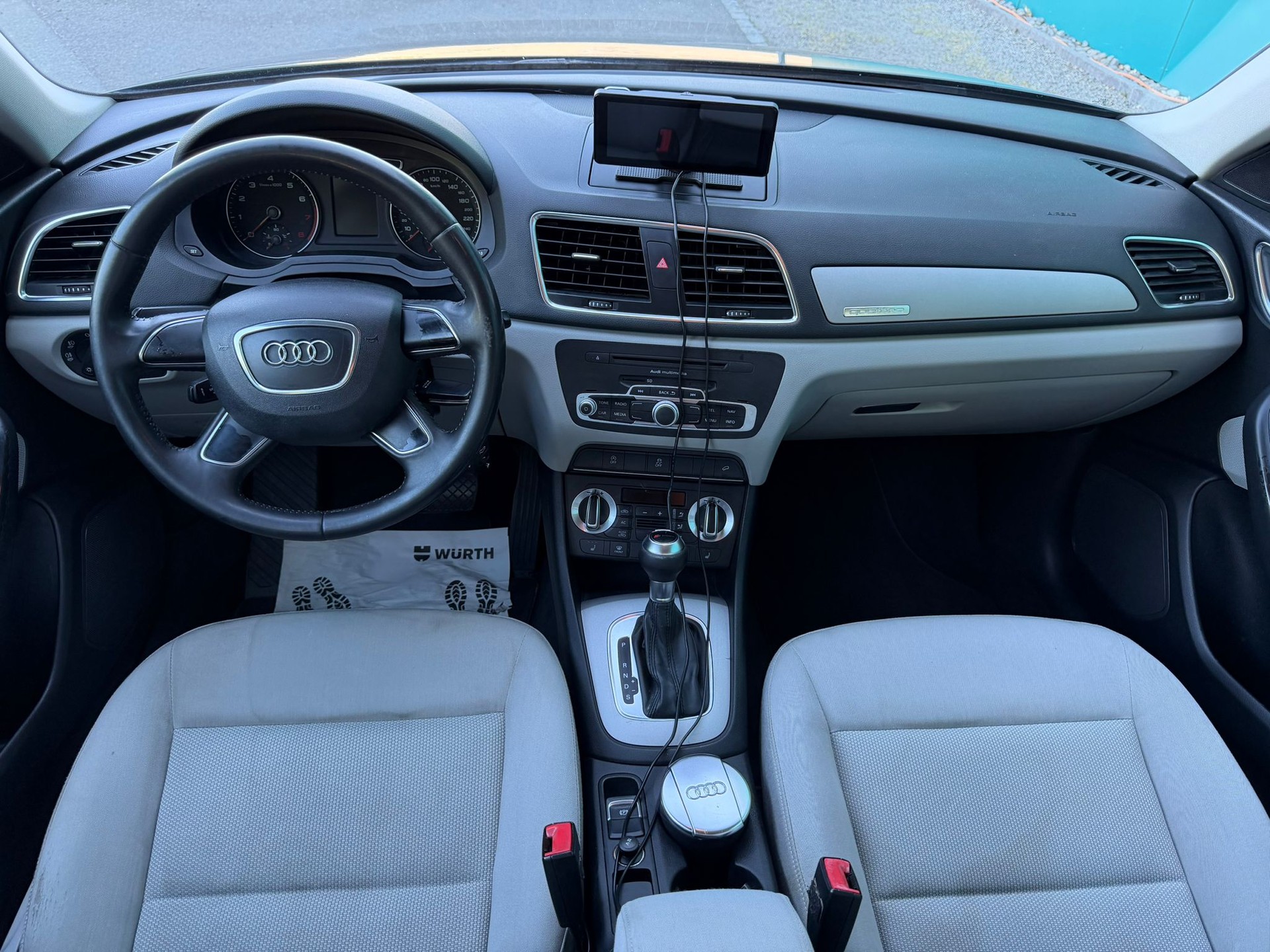 AUDI Q3 2.0 TFSI quattro S-tronic-image-9