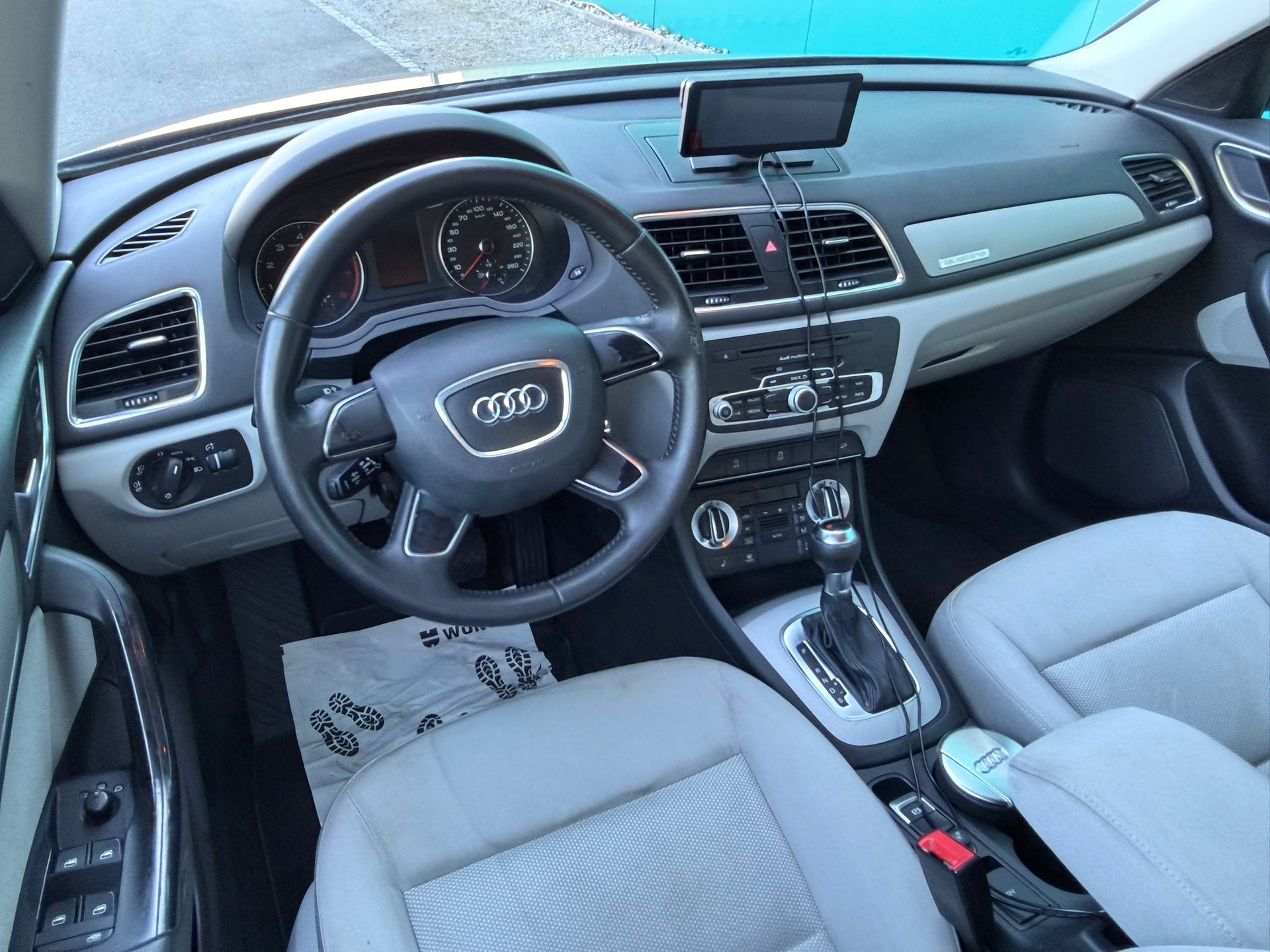 AUDI Q3 2.0 TFSI quattro S-tronic-image-10