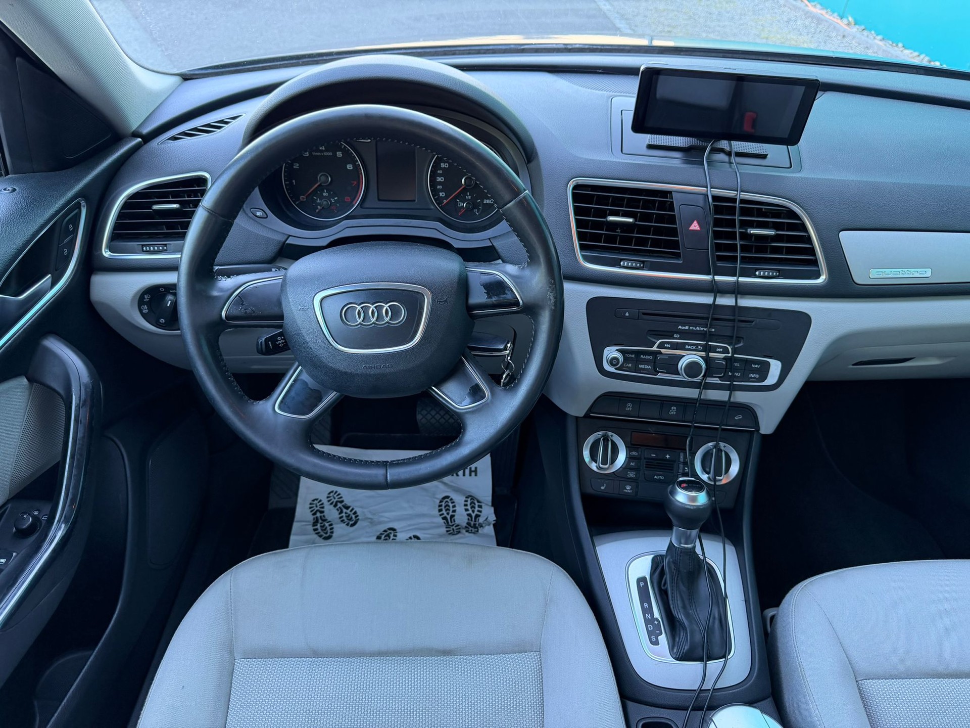 AUDI Q3 2.0 TFSI quattro S-tronic-image-8