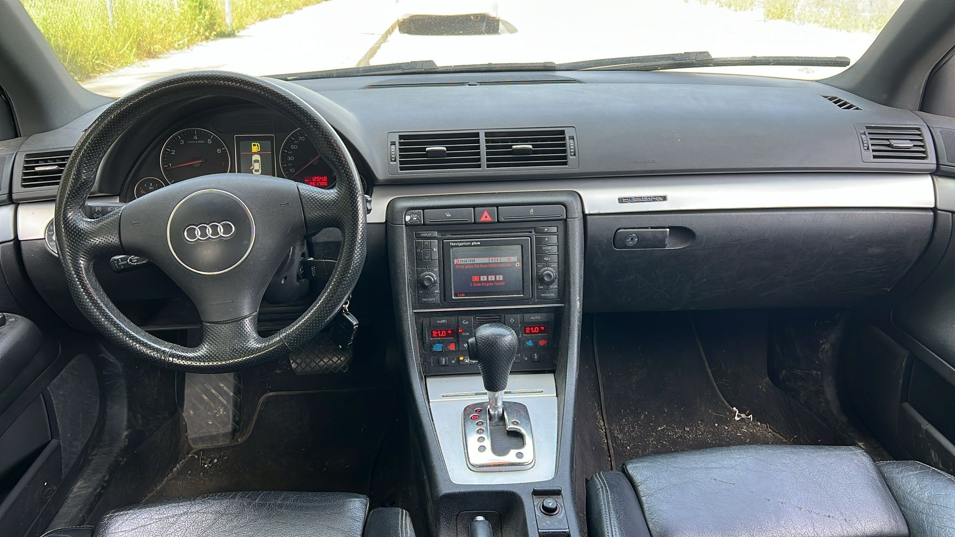 AUDI A4 Avant 3.0 V6 quattro S-Line-image-8