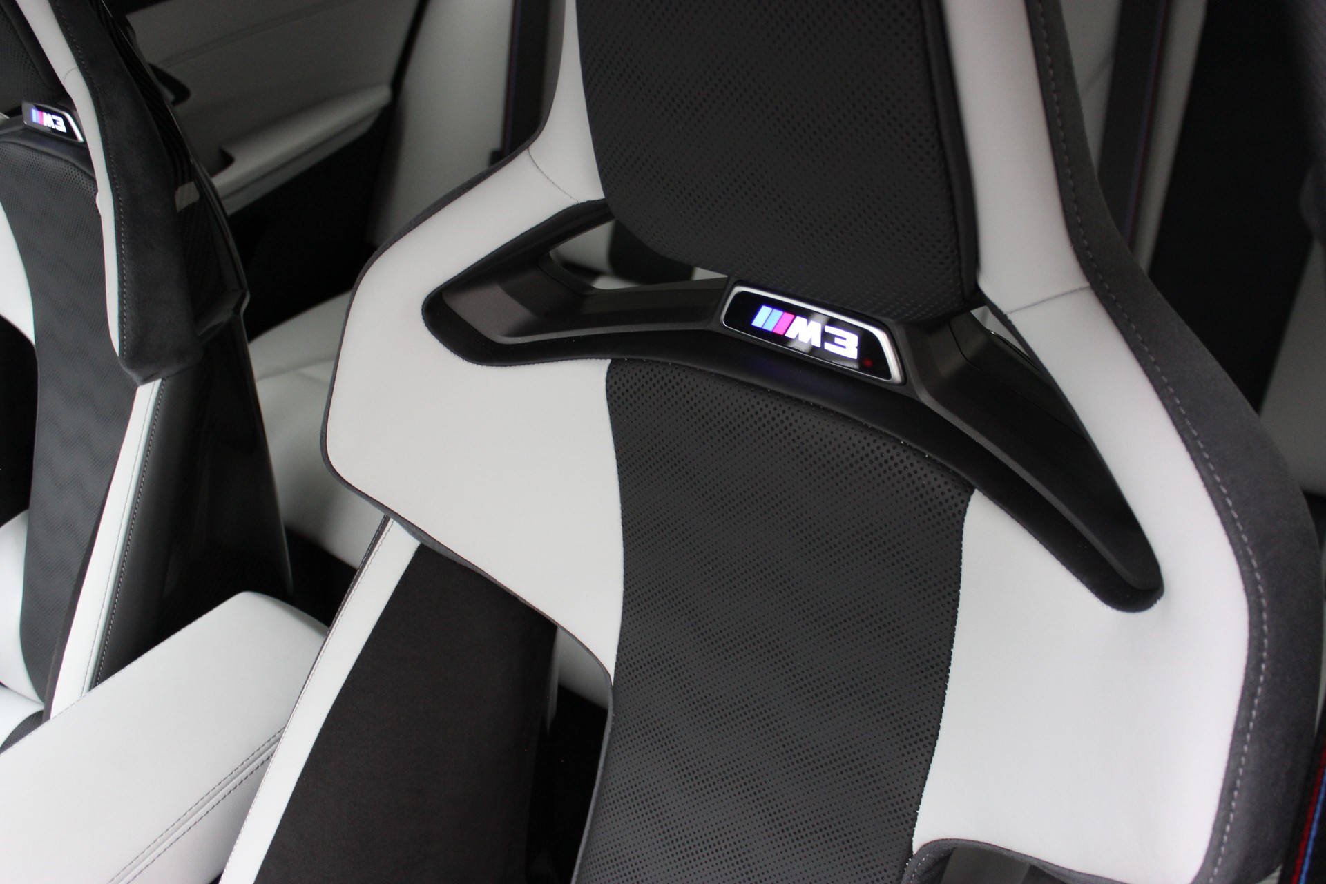 BMW M3 Touring xDrive Competition M CARBON EXTERIEURPAKET Sonderlackierung *STERNRUBIN*-image-9