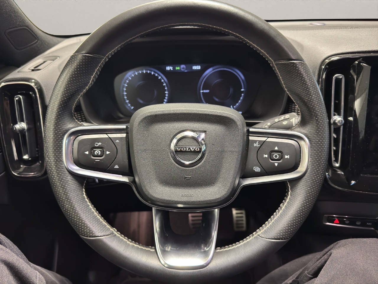 VOLVO XC40 1.5 T4 PiH R-Design-image-9