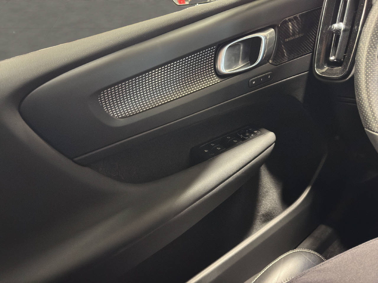 VOLVO XC40 1.5 T4 PiH R-Design-image-12