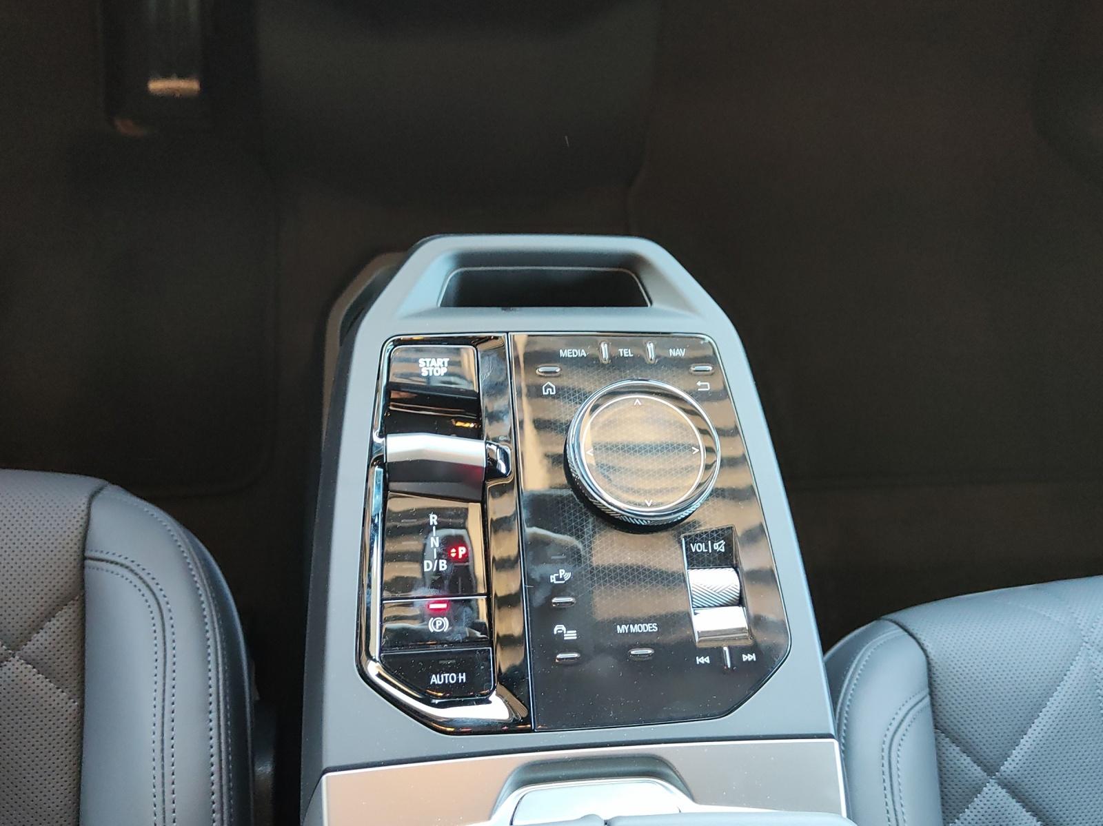 BMW iX xDrive60-image-12