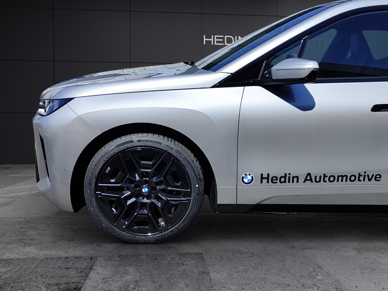 BMW iX xDrive60-image-8