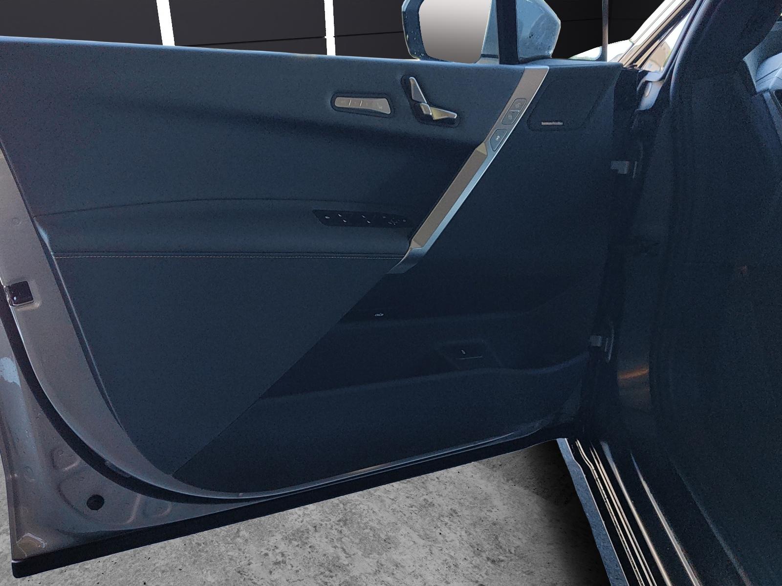 BMW iX xDrive60-image-14