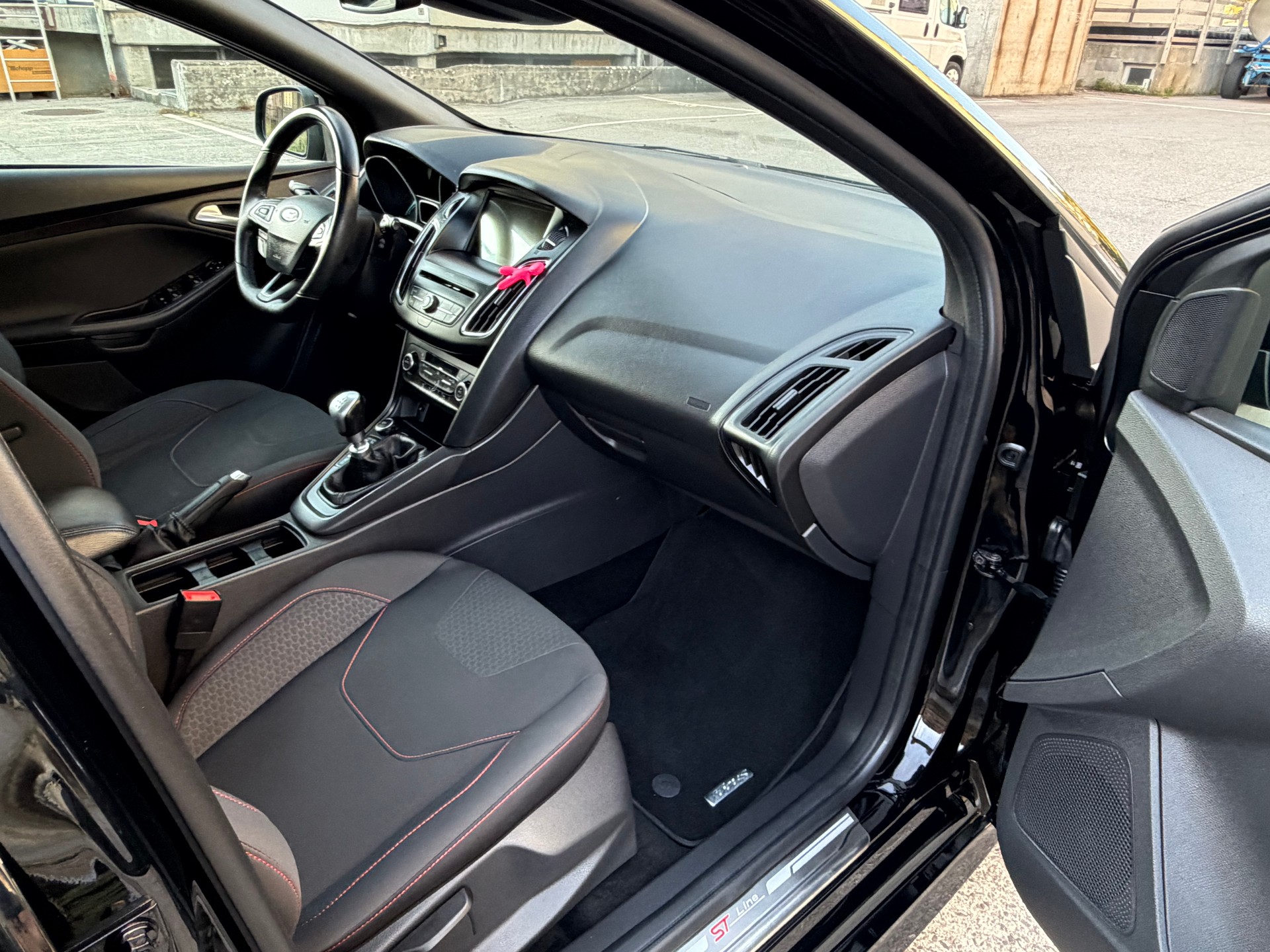 FORD Focus 1.0 SCTi ST Line-image-10