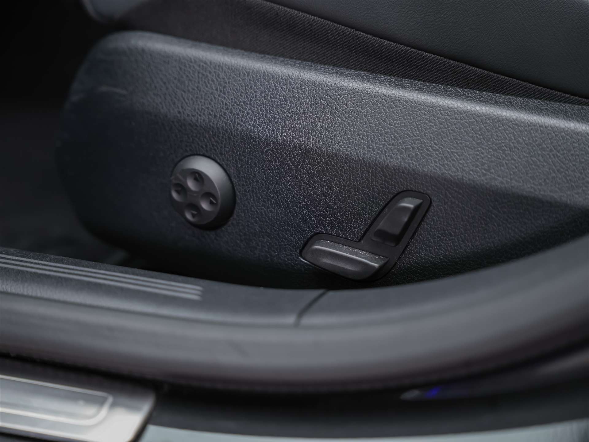 MERCEDES-BENZ E 220 d AMG Line 4matic Kombi-image-24