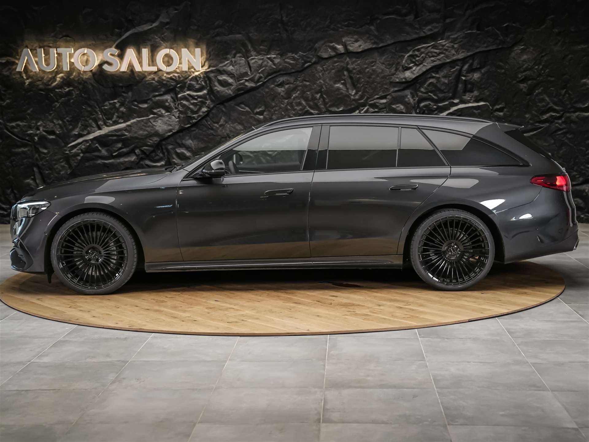 MERCEDES-BENZ E 220 d AMG Line 4matic Kombi *Werksgarantie*21" Felgen*Abstandsregler*-showroom-element-1