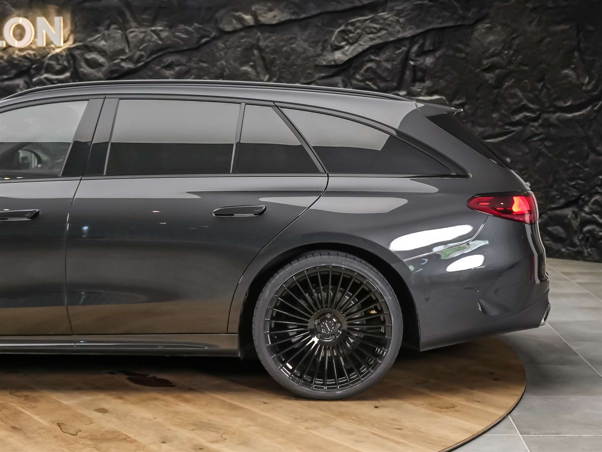 MERCEDES-BENZ E 220 d AMG Line 4matic Kombi *Werksgarantie*21" Felgen*Abstandsregler*-image-15