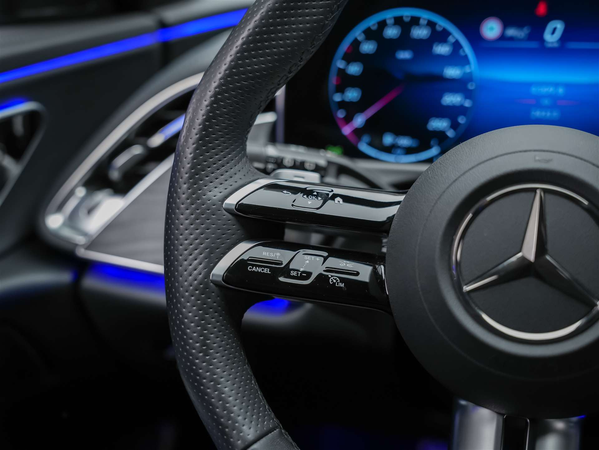 MERCEDES-BENZ E 220 d AMG Line 4matic Kombi *Werksgarantie*21" Felgen*Abstandsregler*-image-24