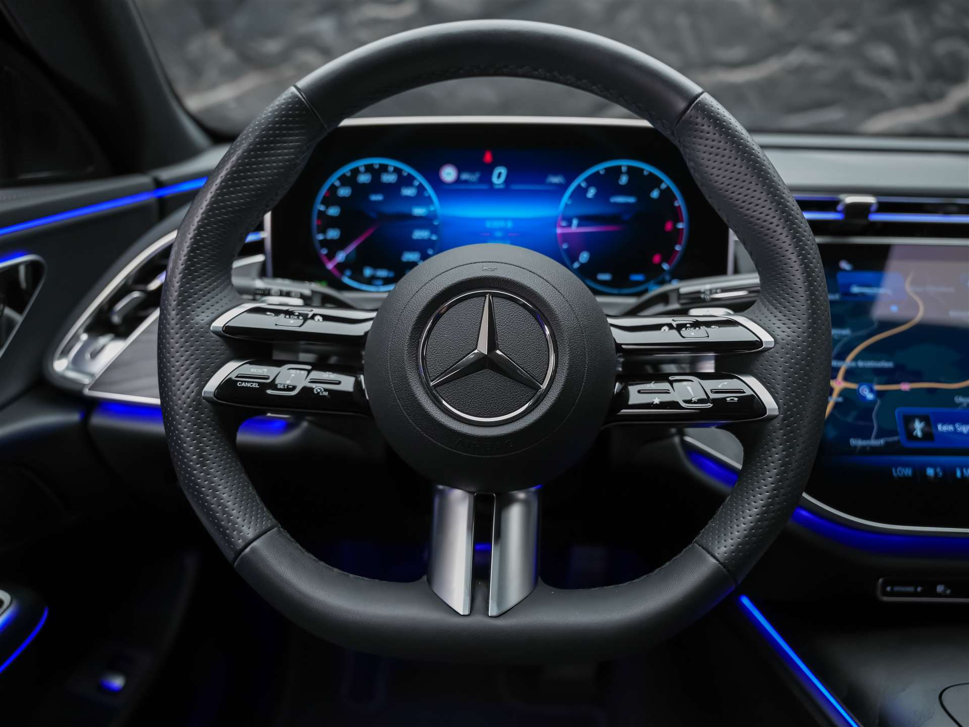 MERCEDES-BENZ E 220 d AMG Line 4matic Kombi *Werksgarantie*21" Felgen*Abstandsregler*-image-23