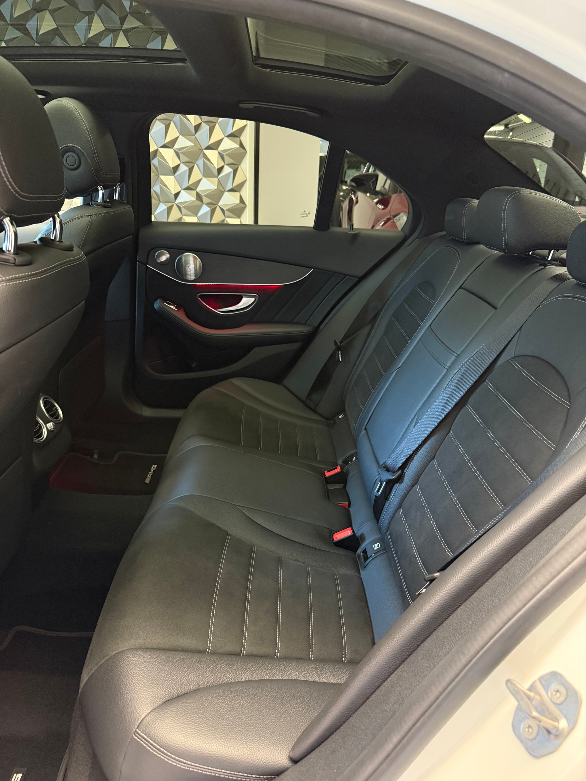 MERCEDES-BENZ C 200 Swiss Star AMG Line 4Matic 9G-Tronic-image-7