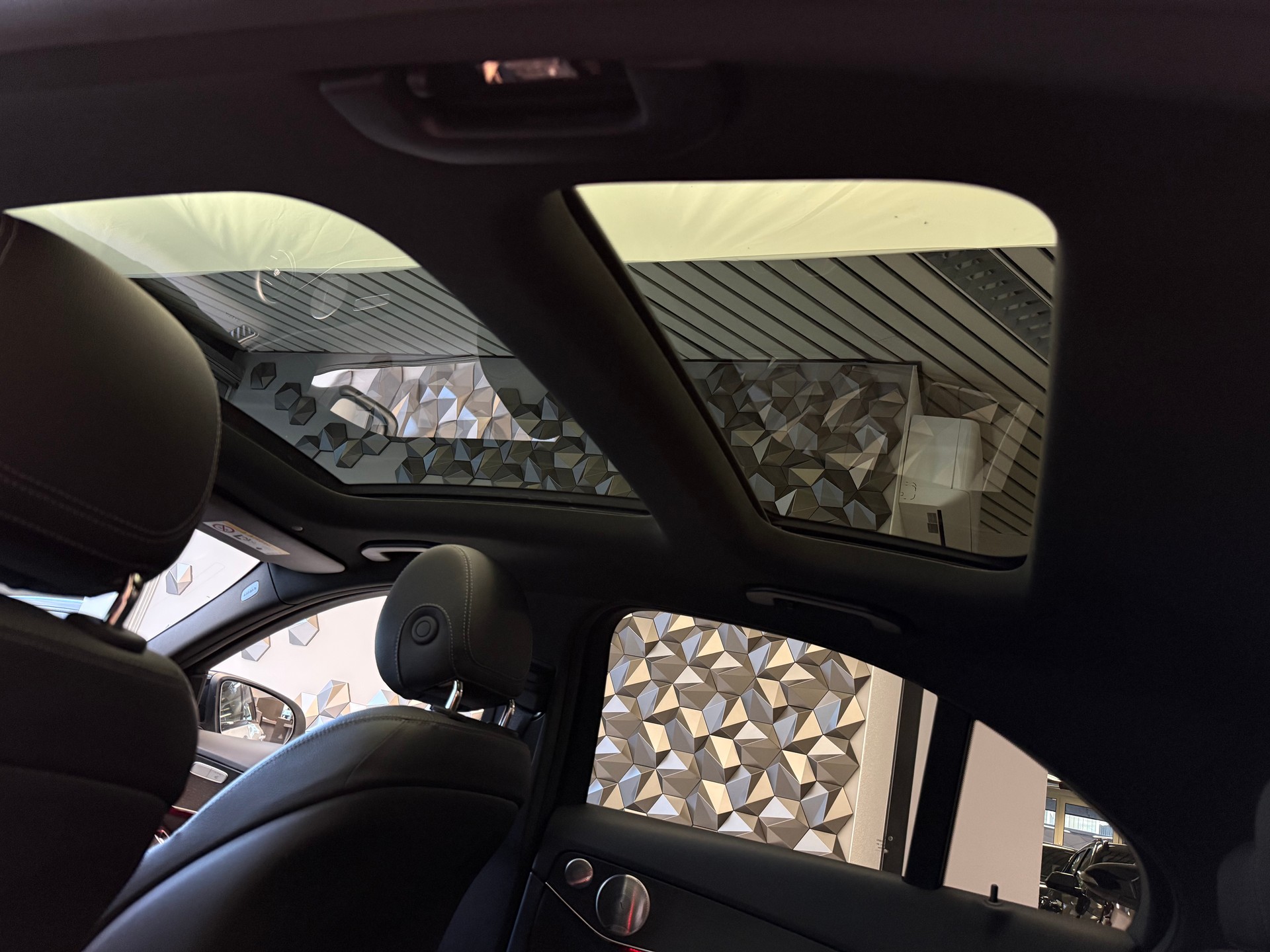 MERCEDES-BENZ C 200 Swiss Star AMG Line 4Matic 9G-Tronic-image-8