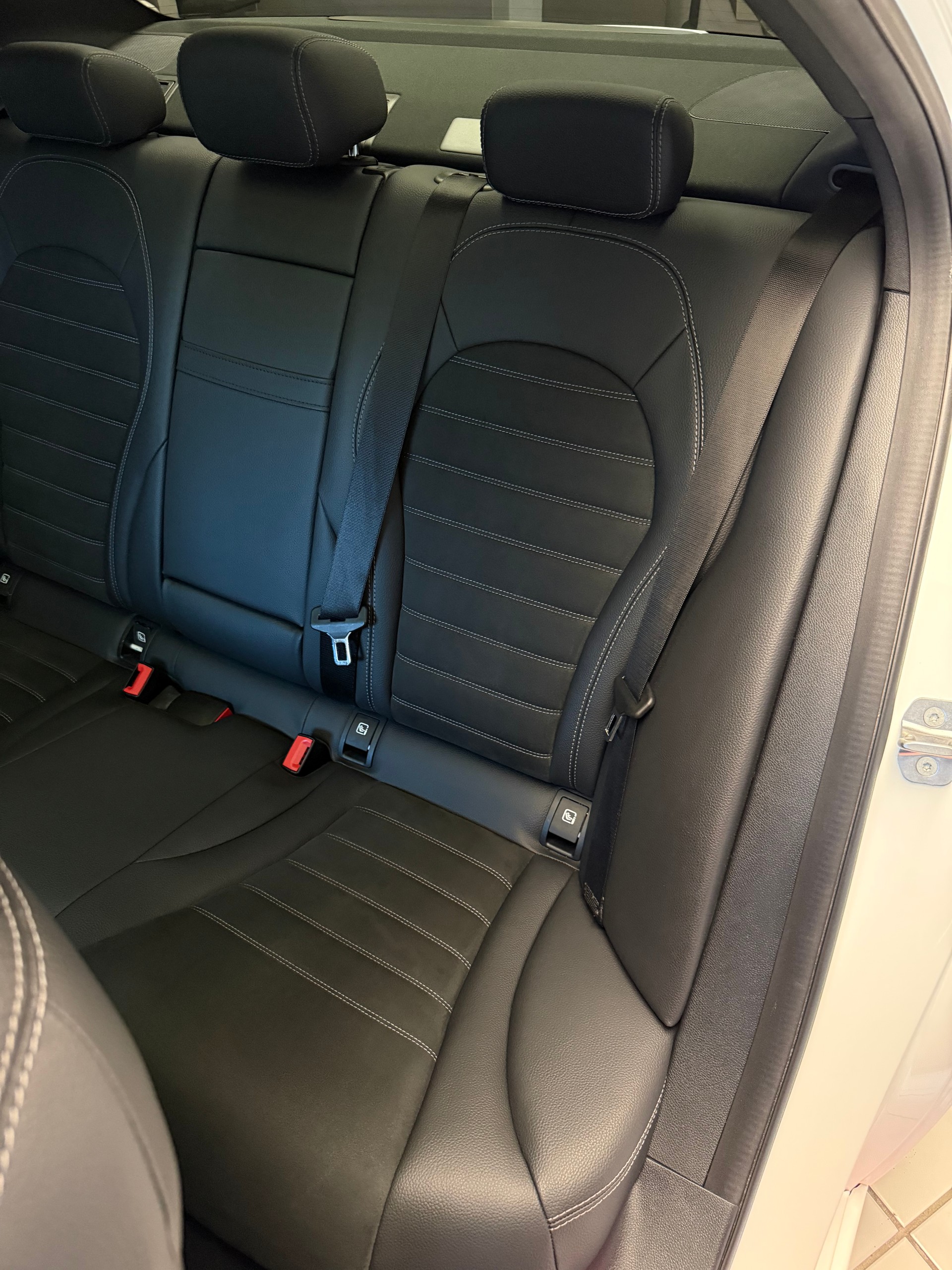 MERCEDES-BENZ C 200 Swiss Star AMG Line 4Matic 9G-Tronic-image-6