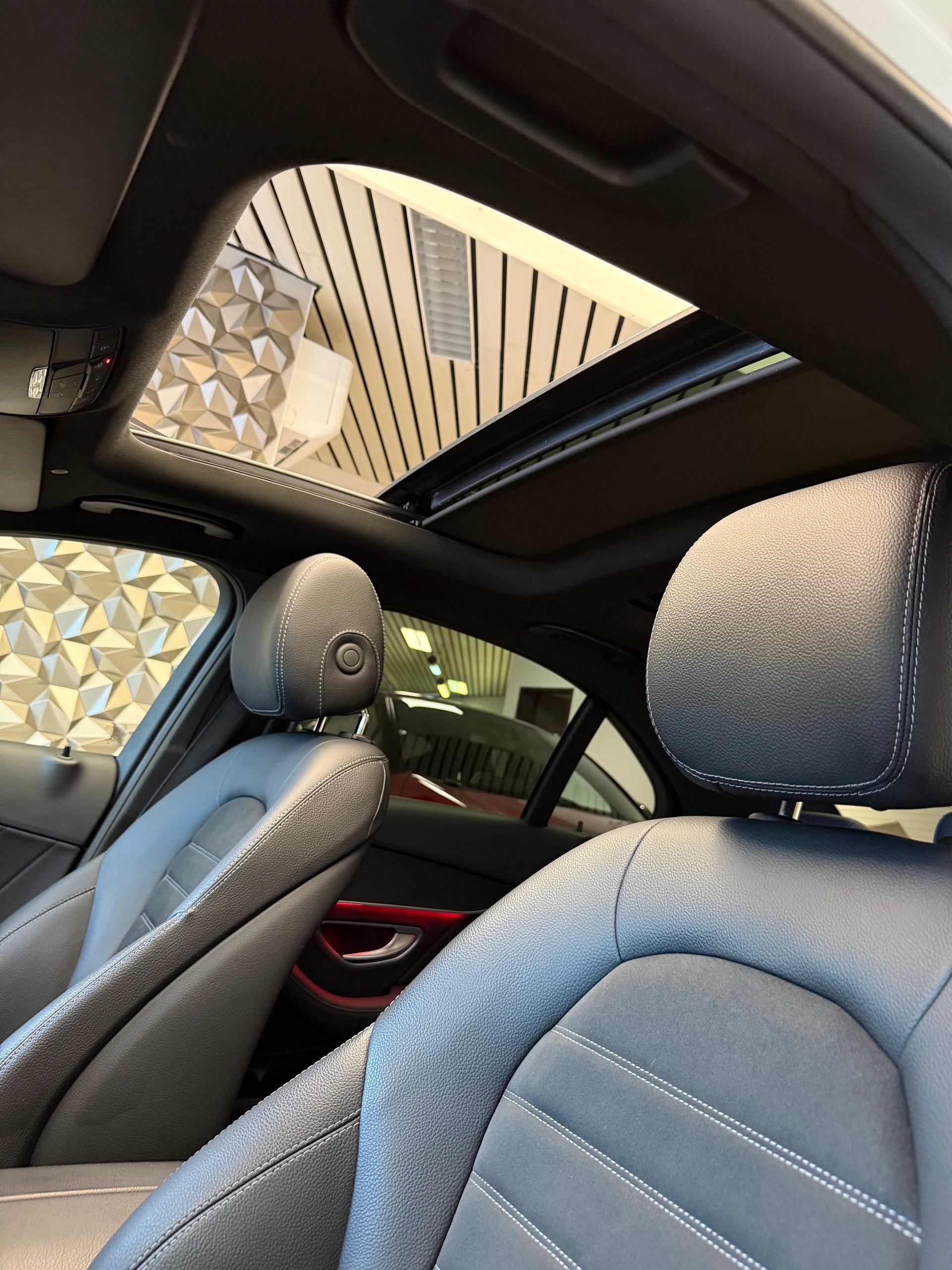 MERCEDES-BENZ C 200 Swiss Star AMG Line 4Matic 9G-Tronic-image-5