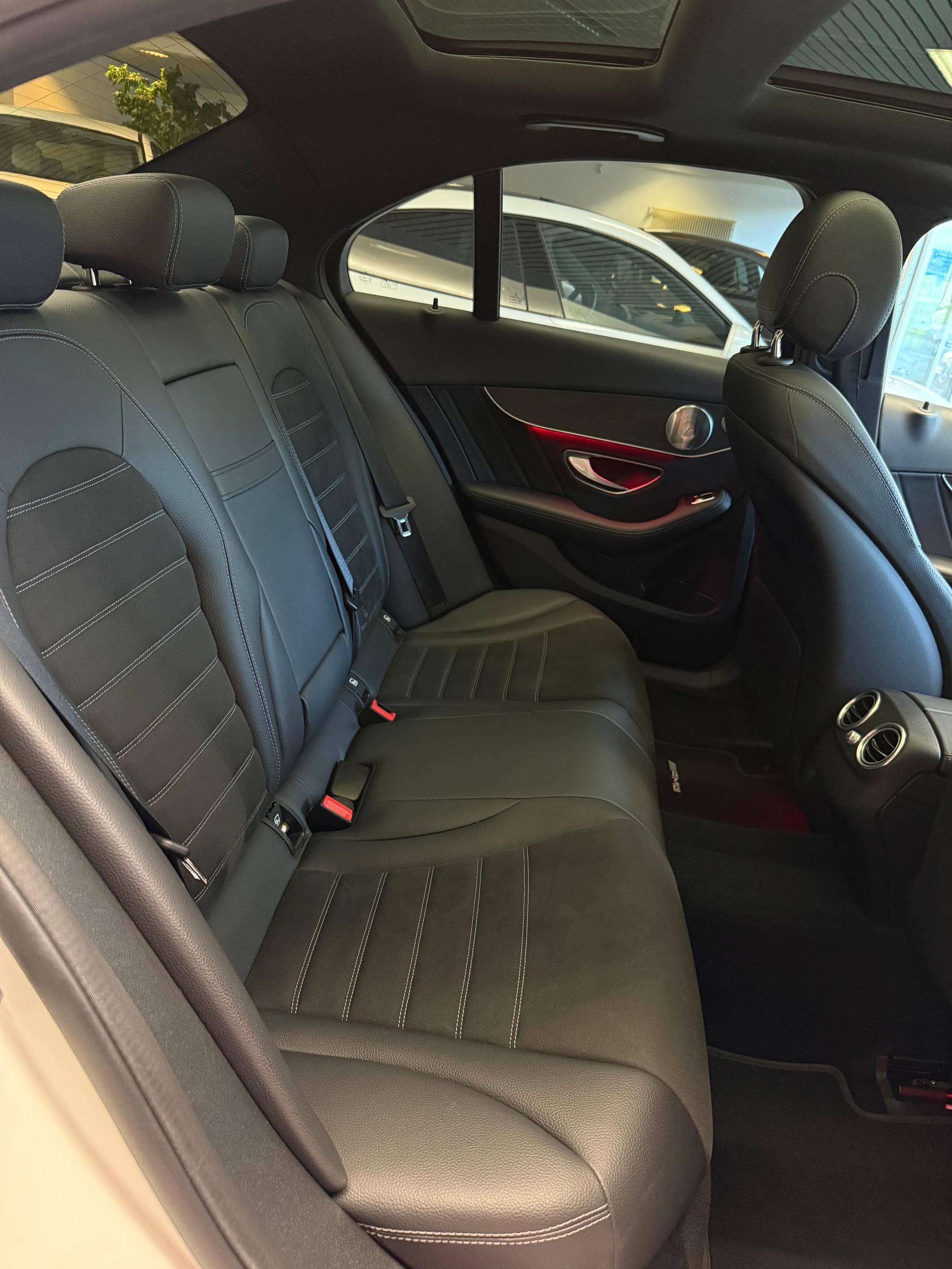 MERCEDES-BENZ C 200 Swiss Star AMG Line 4Matic 9G-Tronic-image-11