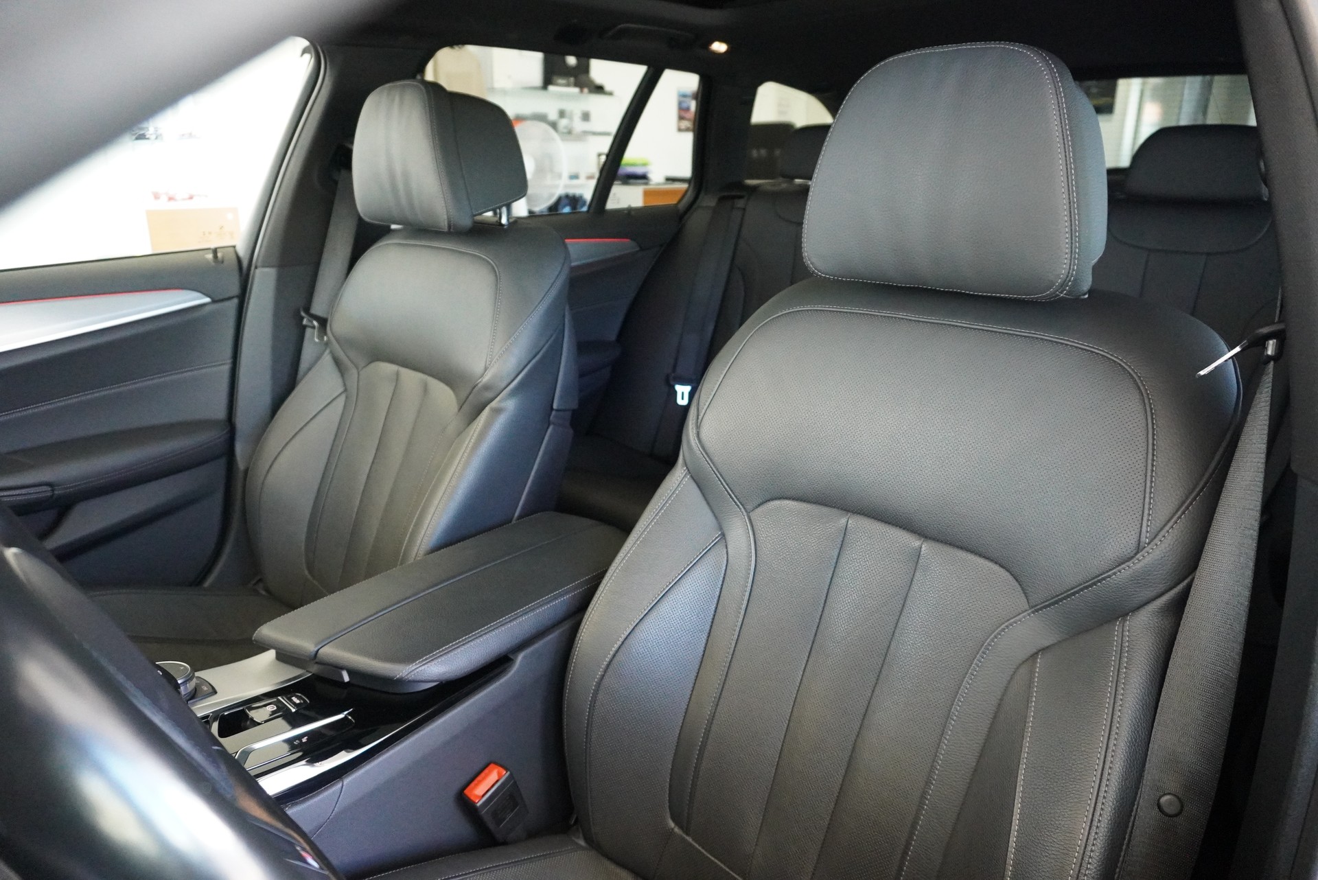 BMW 540d xDrive 48V Touring M Sport Steptronic-image-12