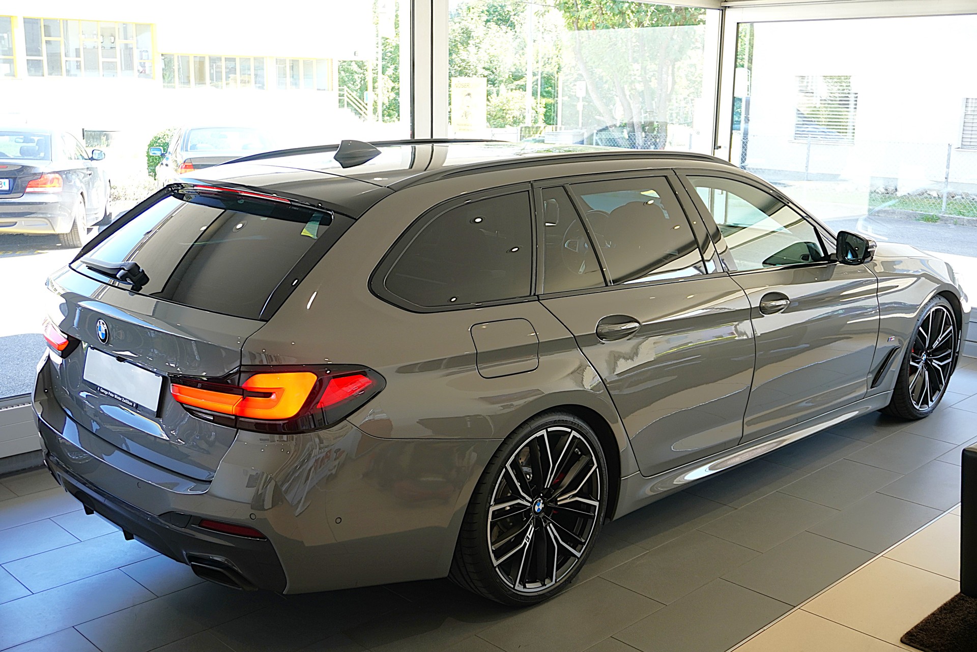 BMW 540d xDrive 48V Touring M Sport Steptronic-image-4
