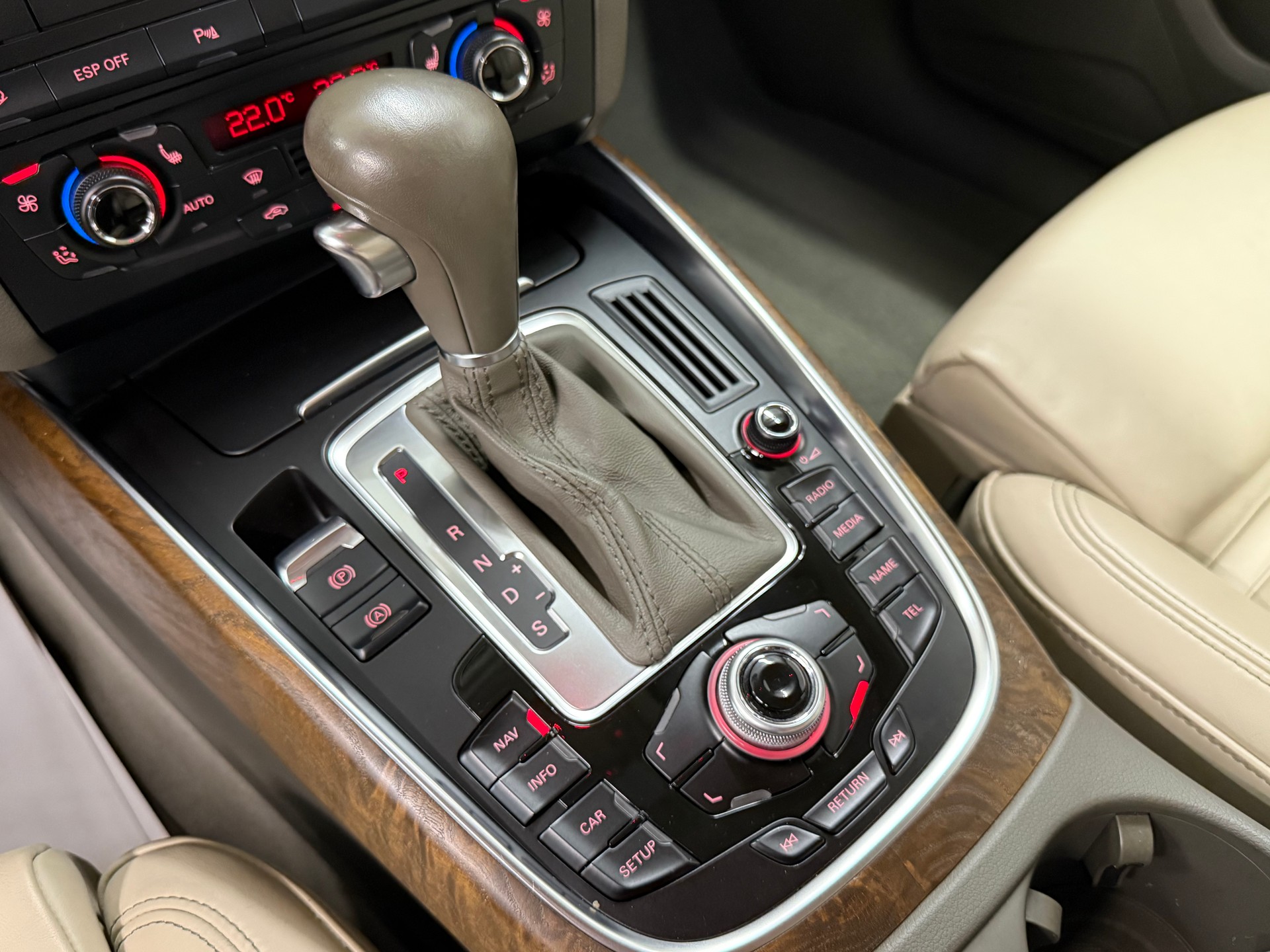 AUDI Q5 3.0 TDI quattro S-tronic-image-16