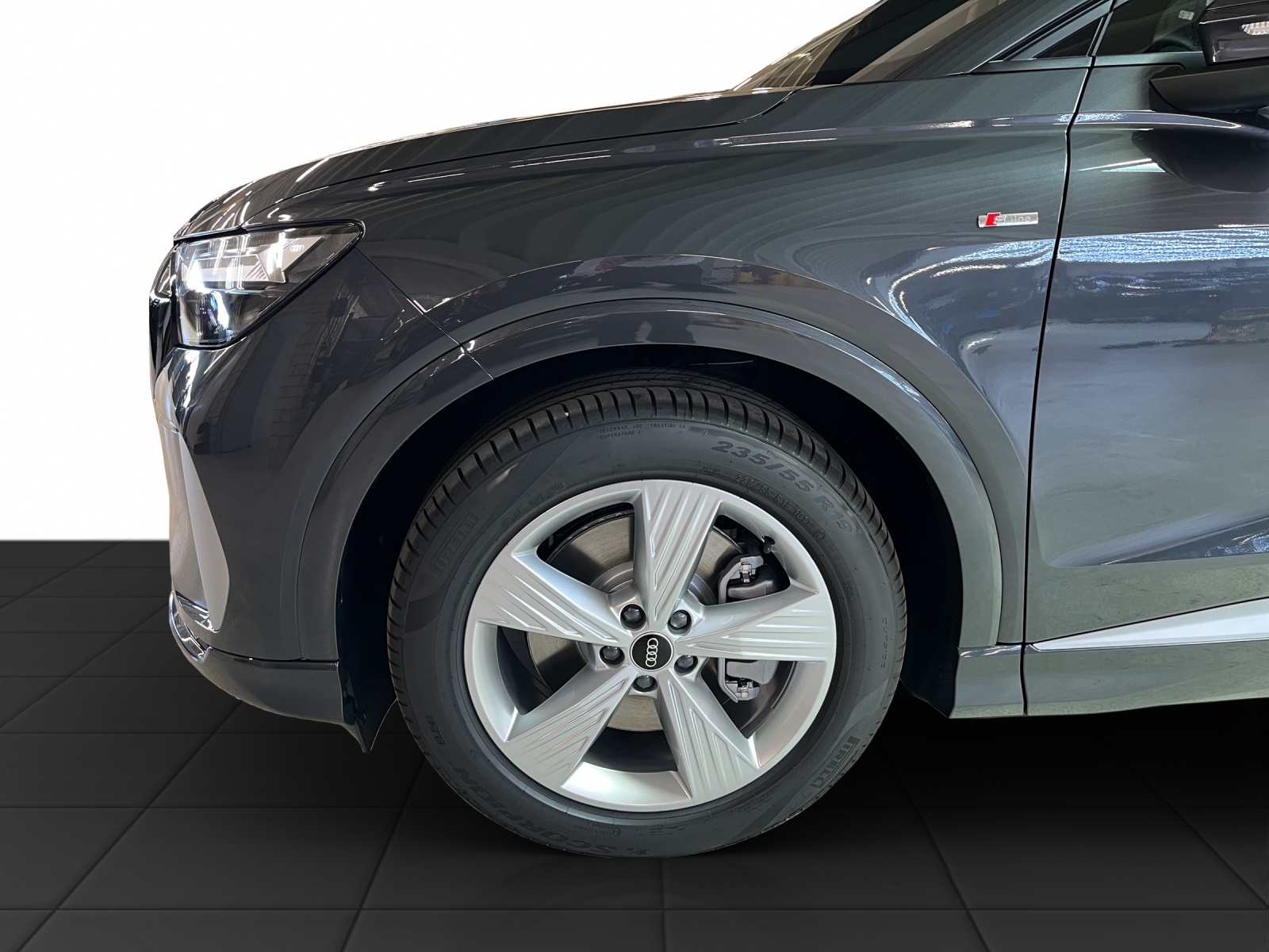 AUDI Q4 e-tron SUV quattro performance Attraction-image-8