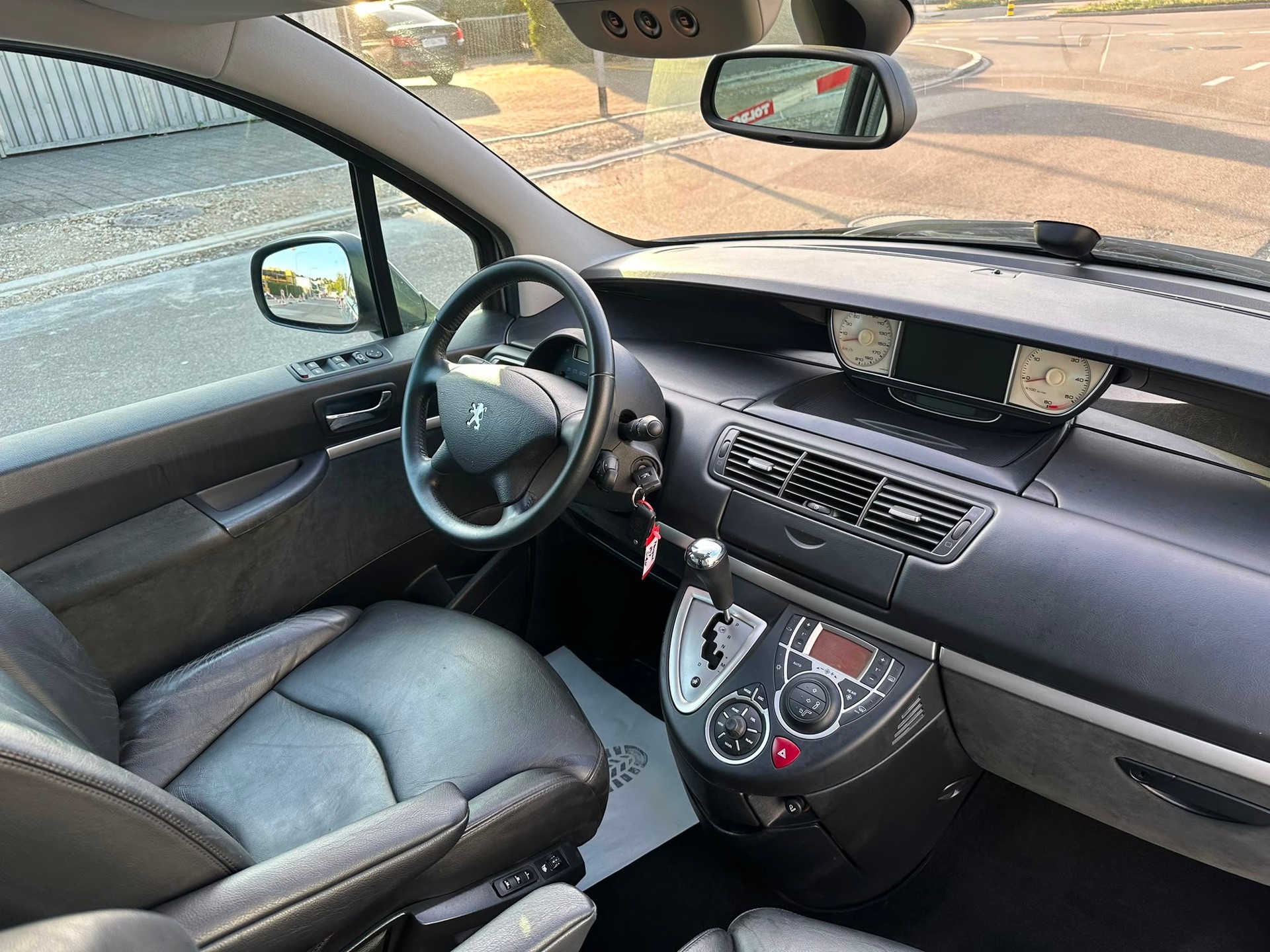 PEUGEOT 807 2.0 16V HDi Allure Tiptronic-image-14