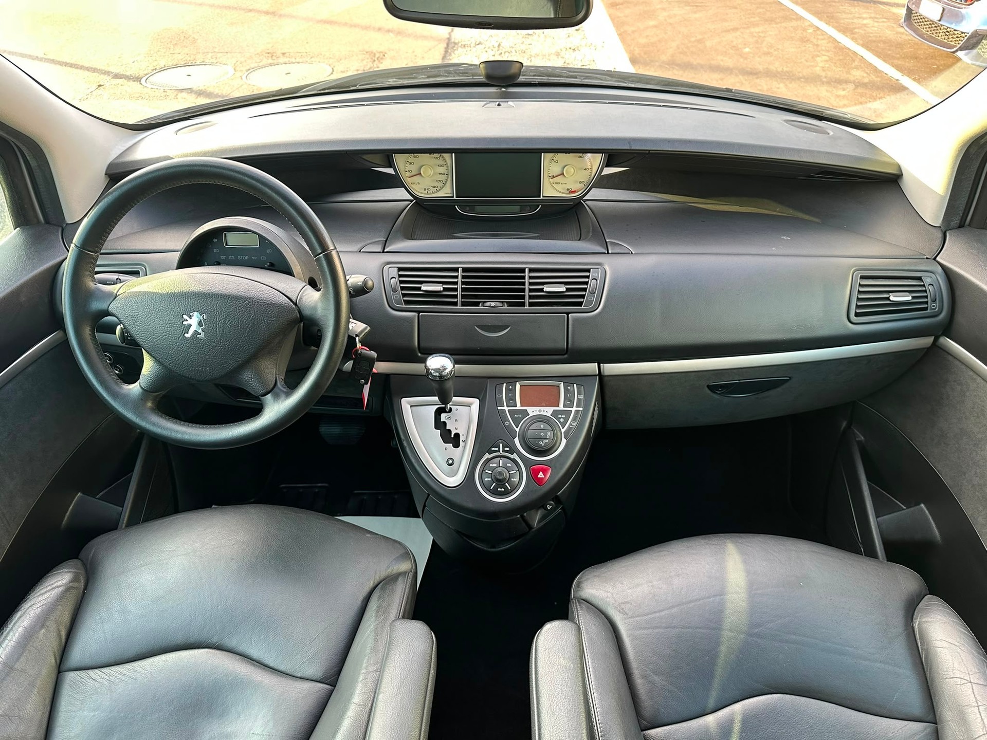 PEUGEOT 807 2.0 16V HDi Allure Tiptronic-image-16