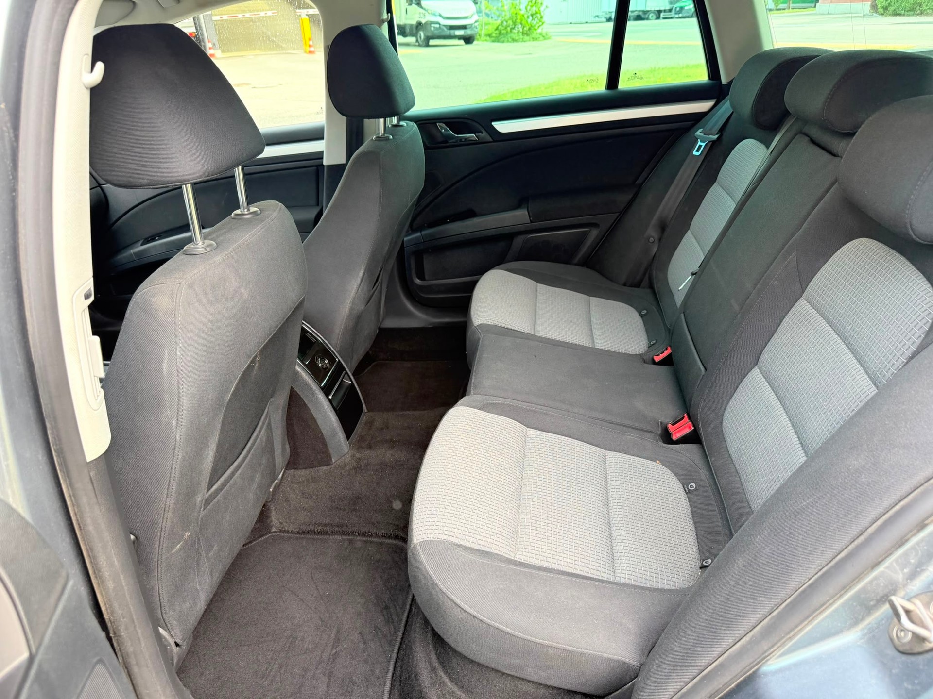 SKODA Superb Combi 2.0 TDi Comfort DSG-image-8