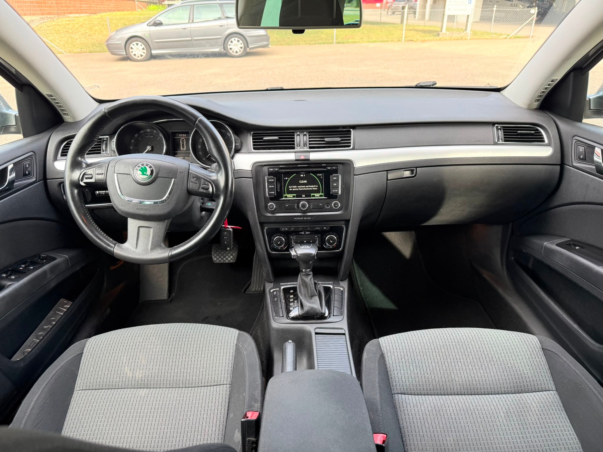 SKODA Superb Combi 2.0 TDi Comfort DSG-image-6