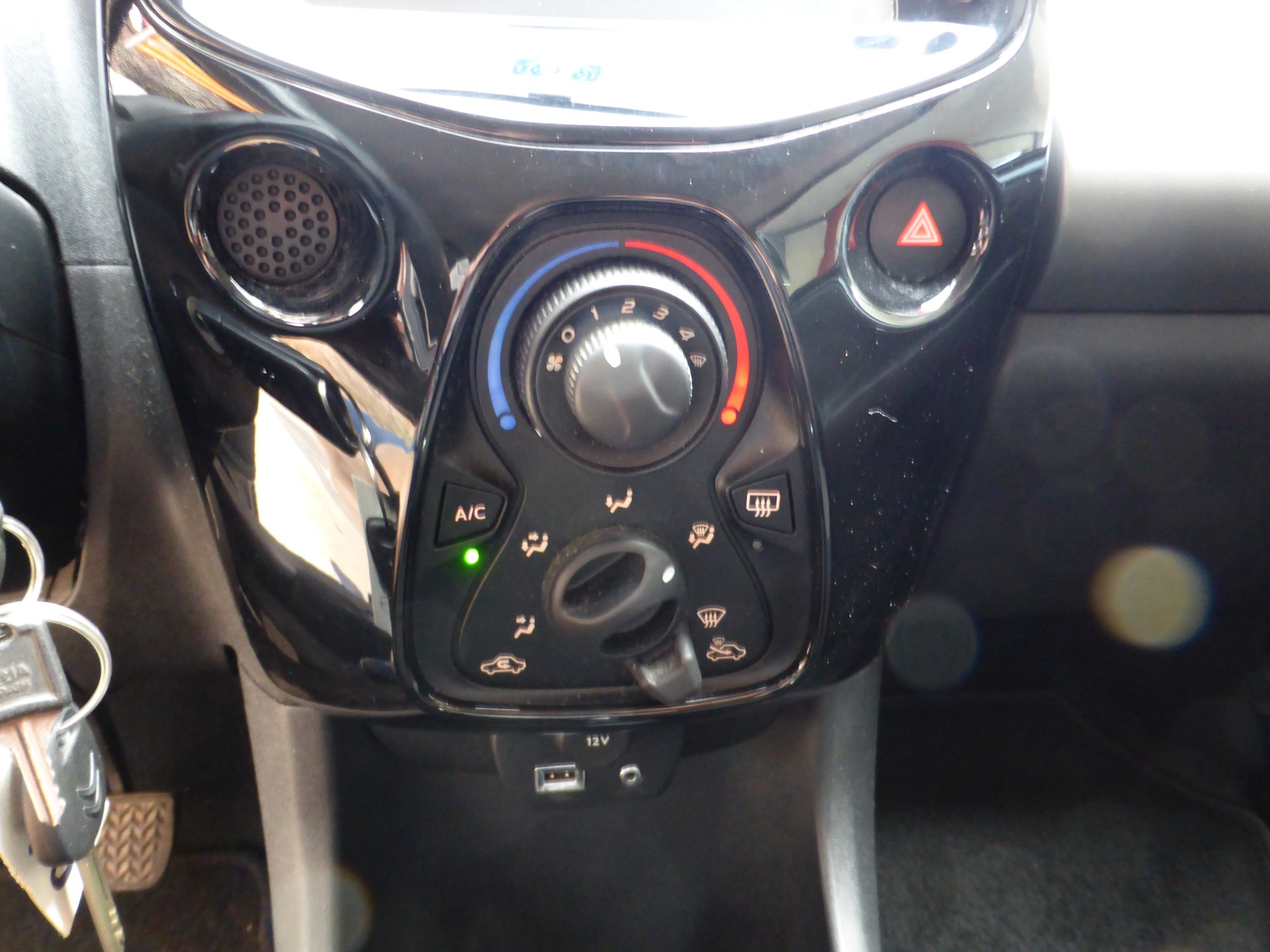 CITROEN C1 1.0 VTi Shine-image-8