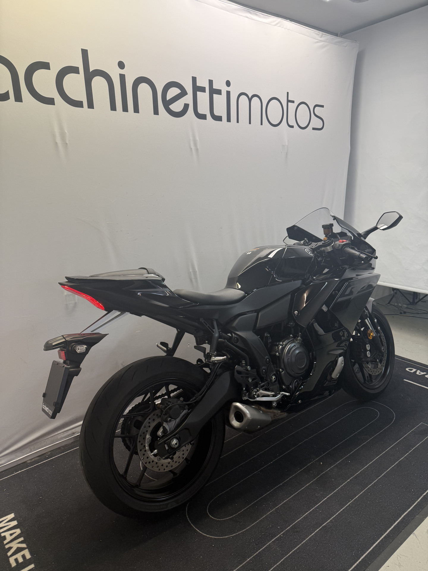 YAMAHA R7-showroom-element-1
