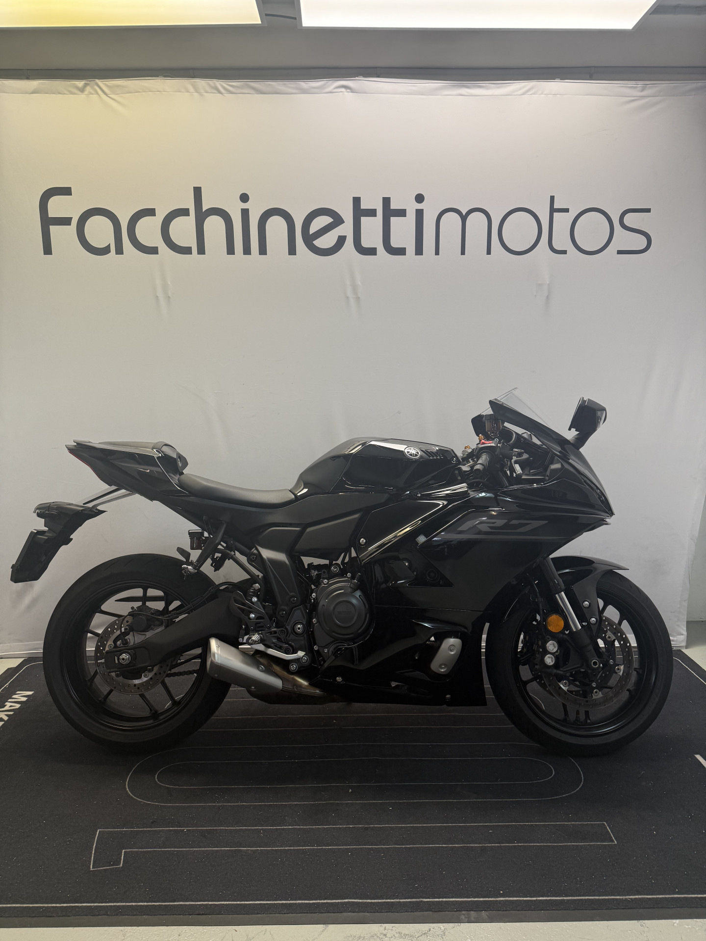 YAMAHA R7