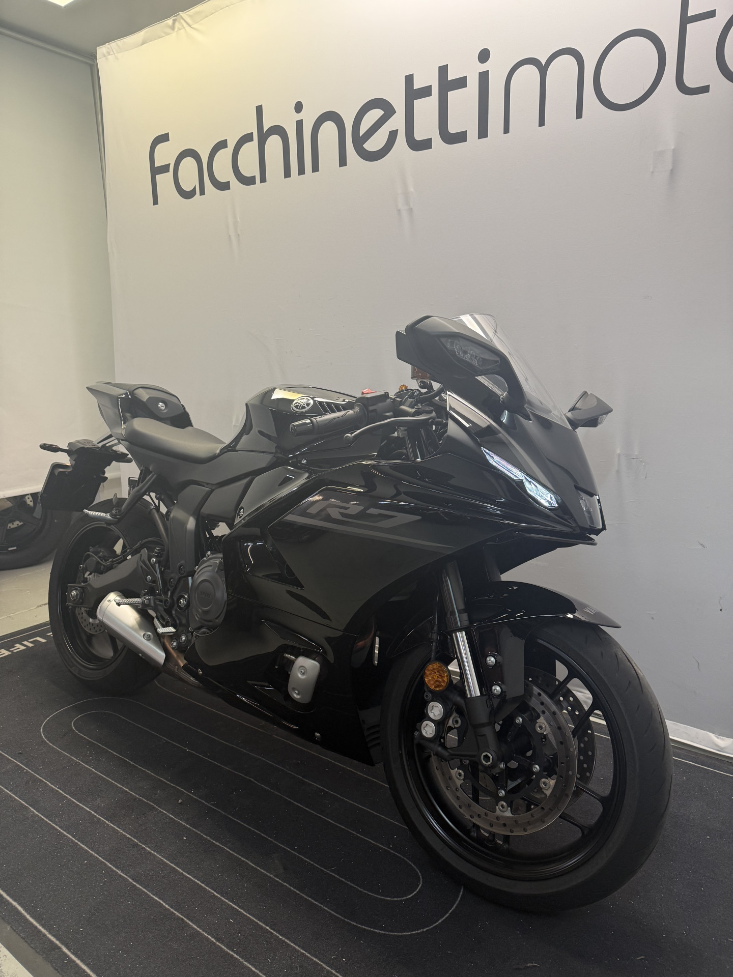 YAMAHA R7-showroom-element-2