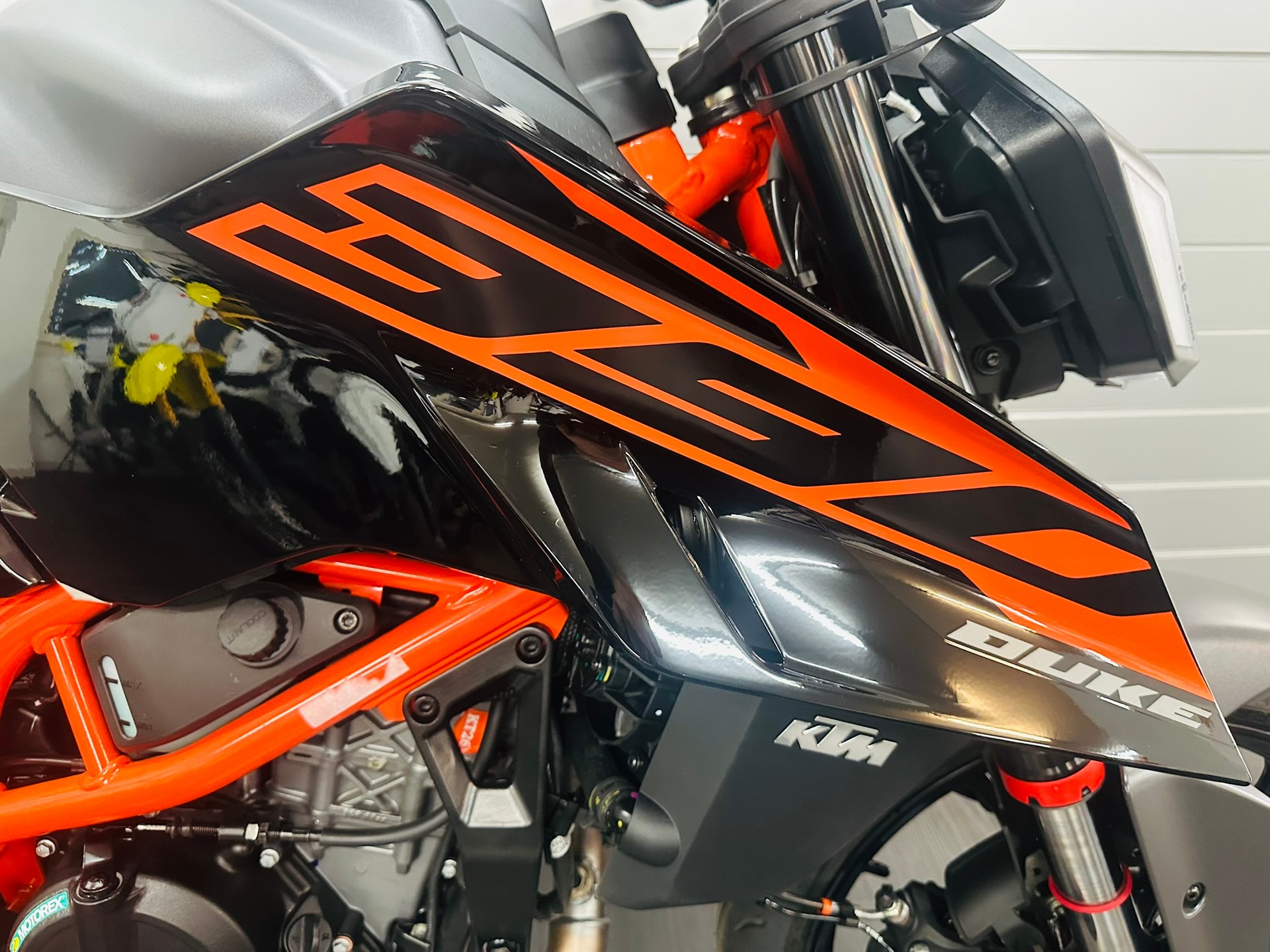 KTM 390 Duke-showroom-element-1