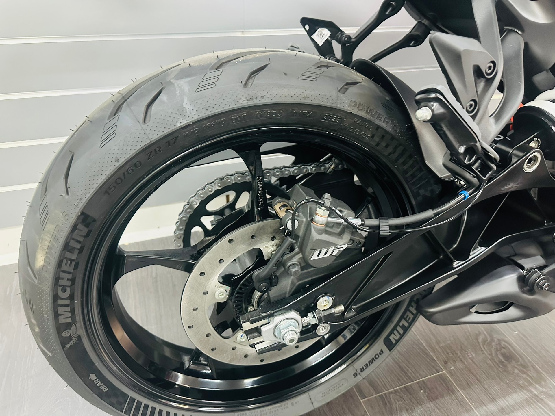 KTM 390 Duke-showroom-element-3