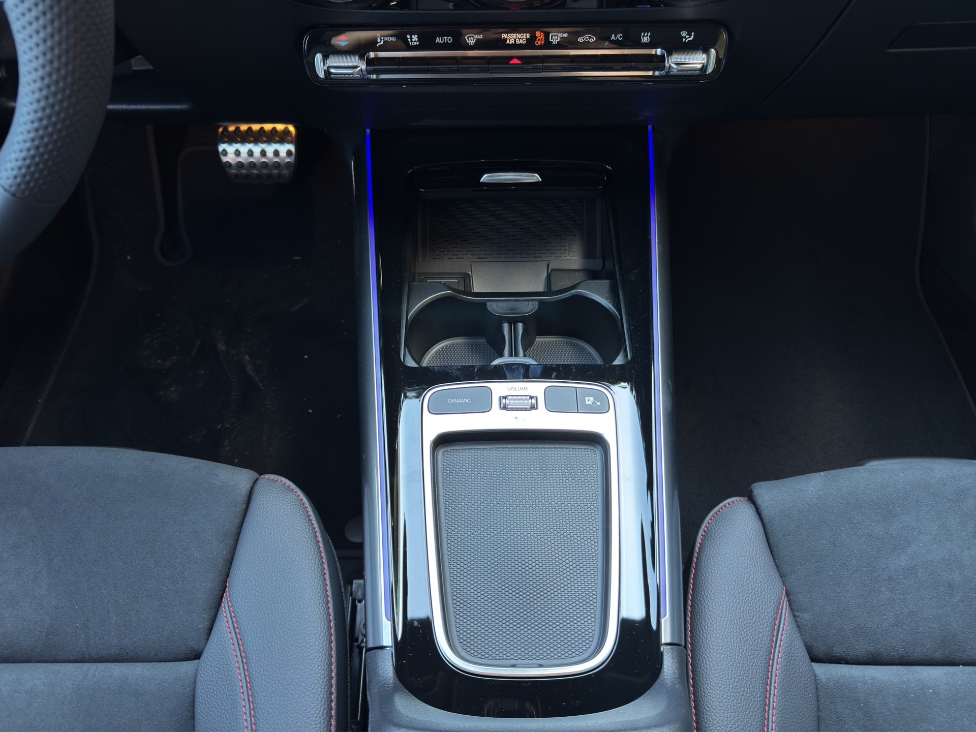 MERCEDES-BENZ GLA 250 e EQ Star AMG Line-image-13