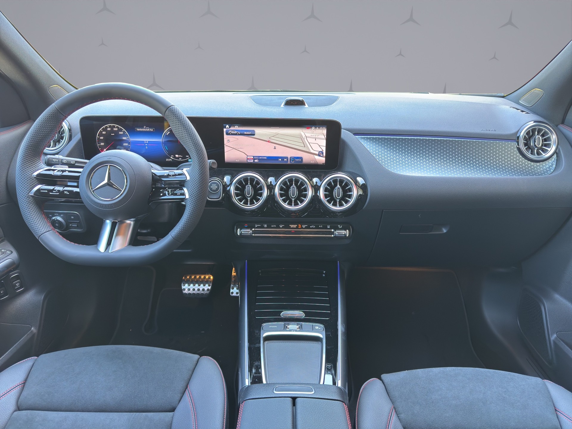 MERCEDES-BENZ GLA 250 e EQ Star AMG Line-image-12