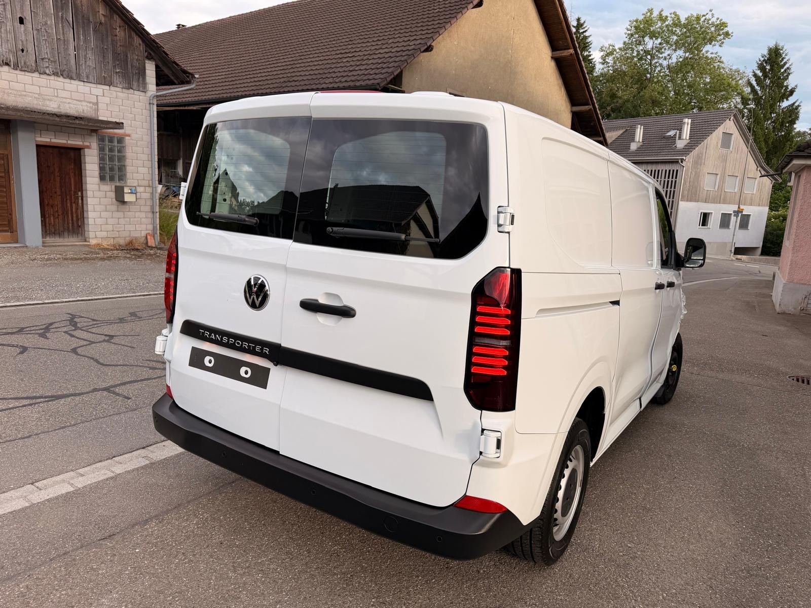 VW Transporter 2.0 TDI-image-4