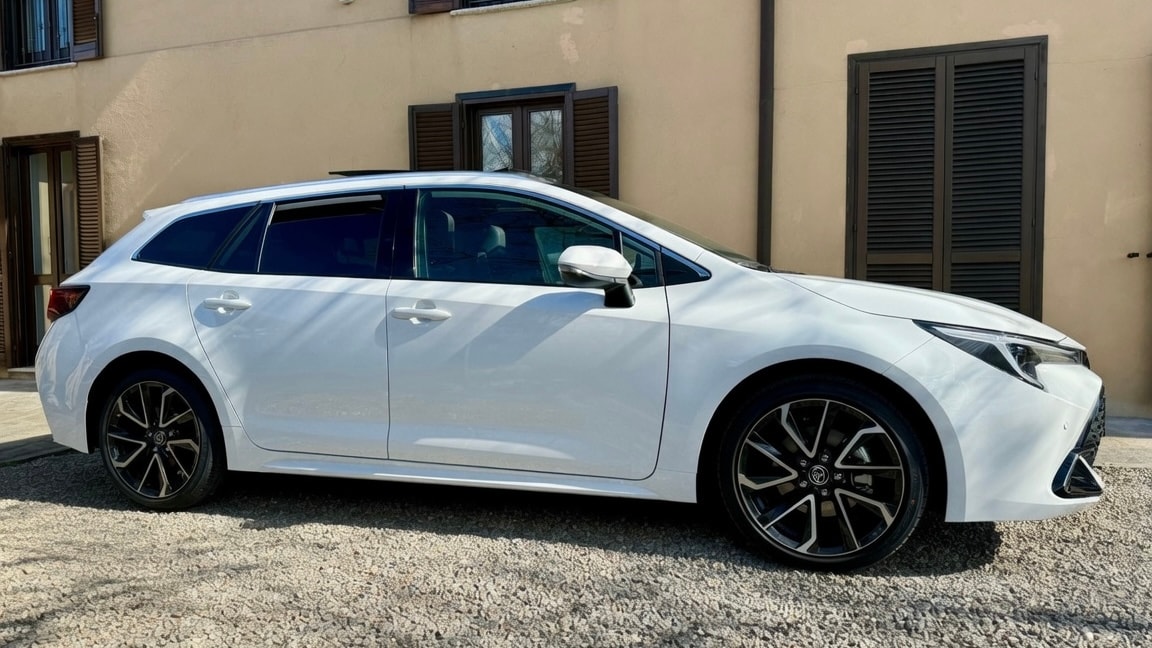 TOYOTA 2.0 HSD Premium-image-1