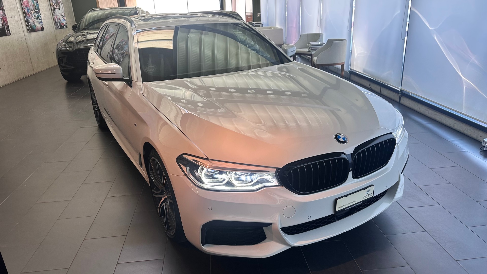 BMW 540i xDrive SAG Touring-showroom-element-1
