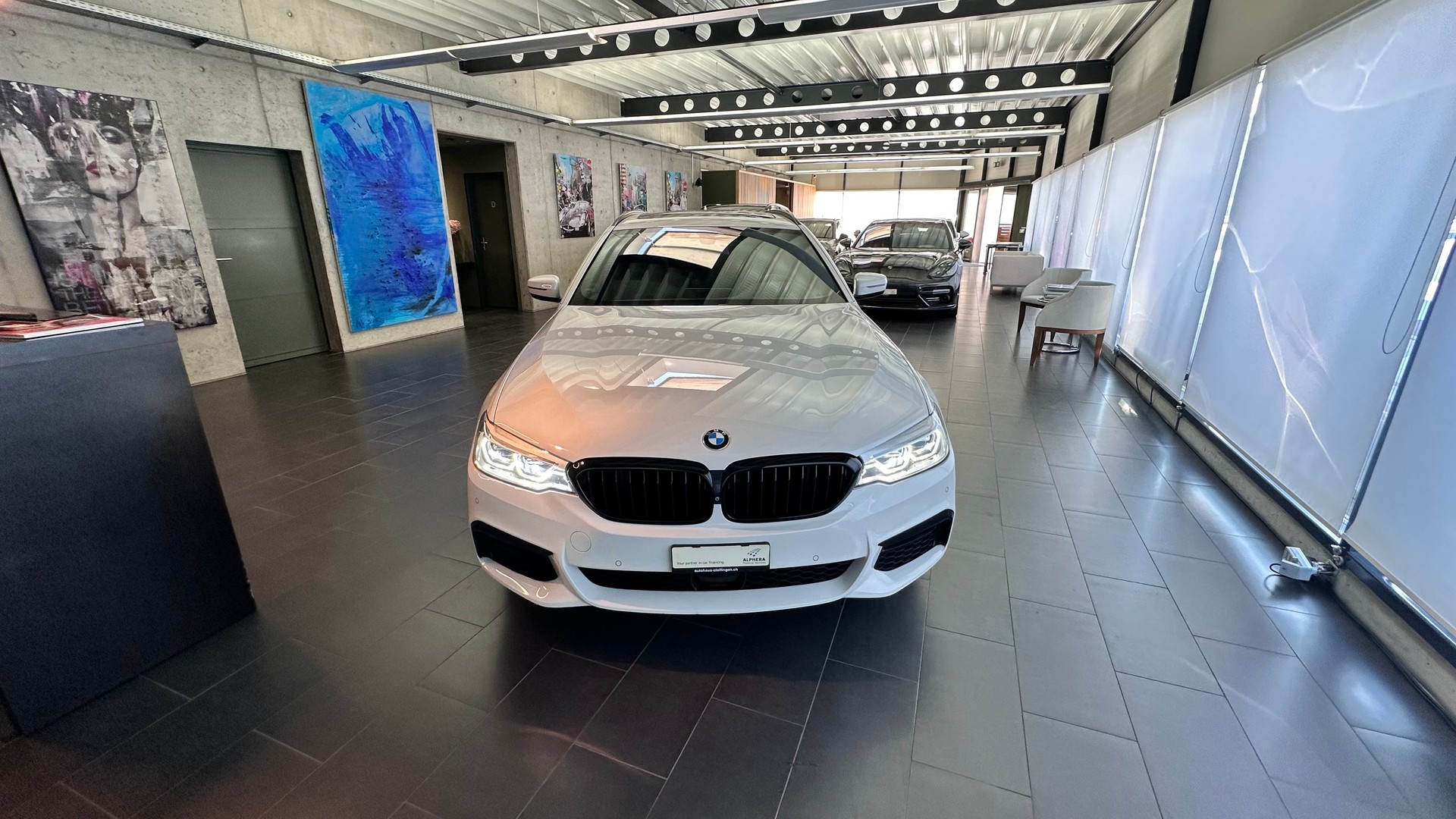 BMW 540i xDrive SAG Touring-showroom-element-3