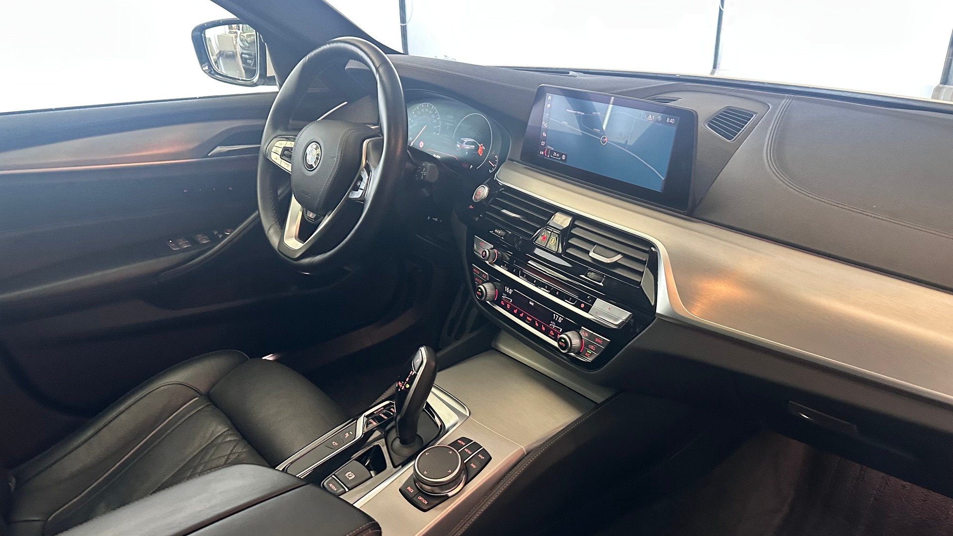BMW 540i xDrive SAG Touring-image-22
