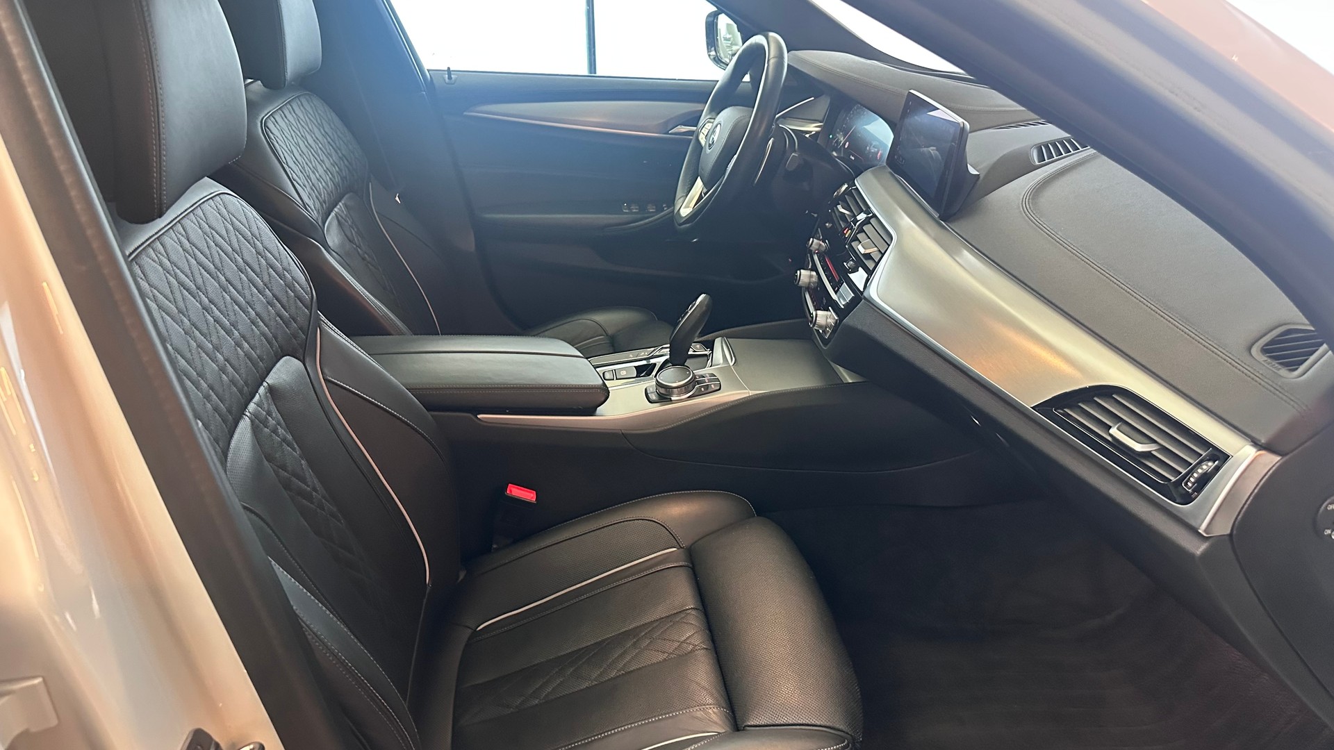 BMW 540i xDrive SAG Touring-image-21