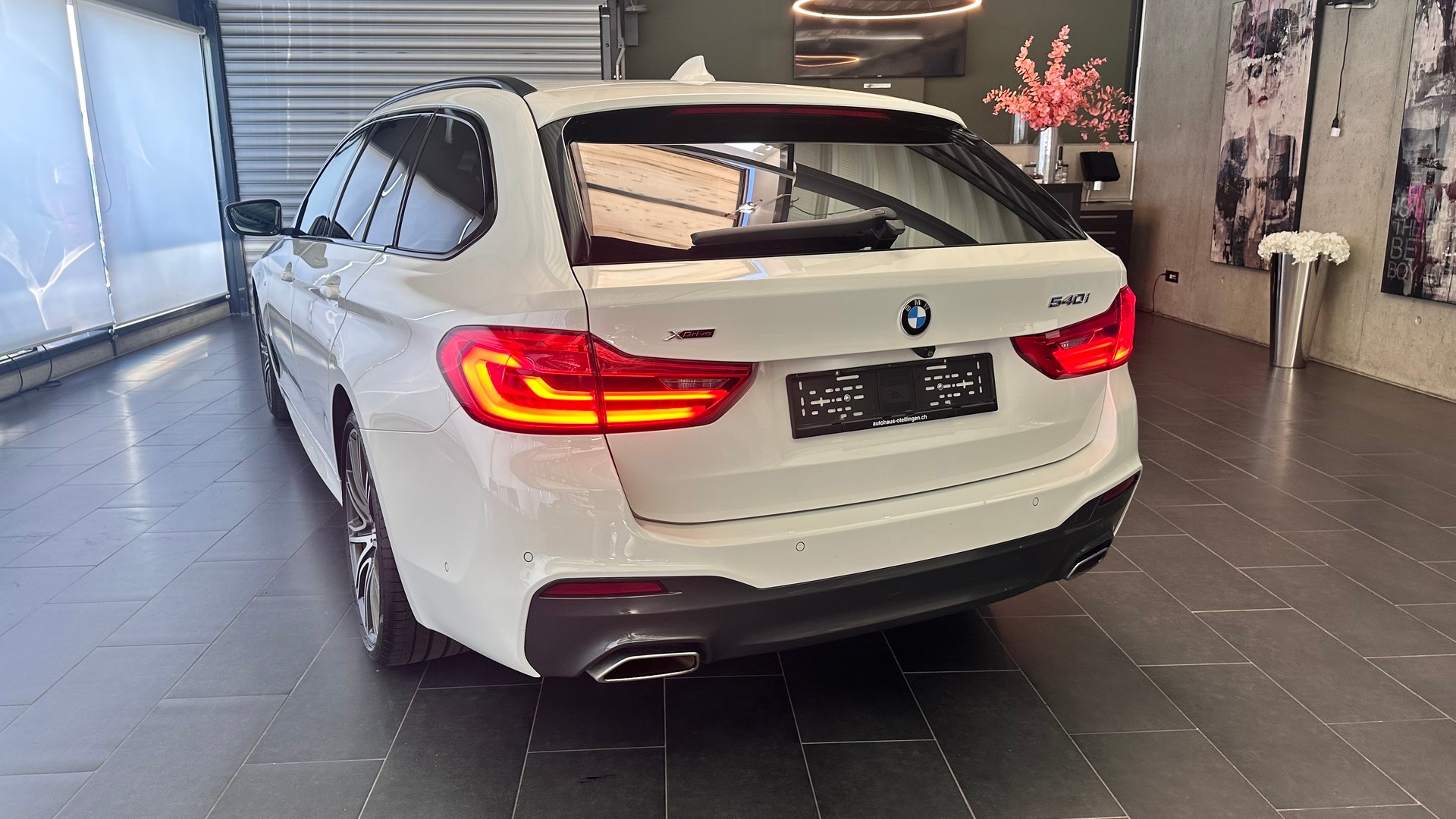 BMW 540i xDrive SAG Touring-image-16