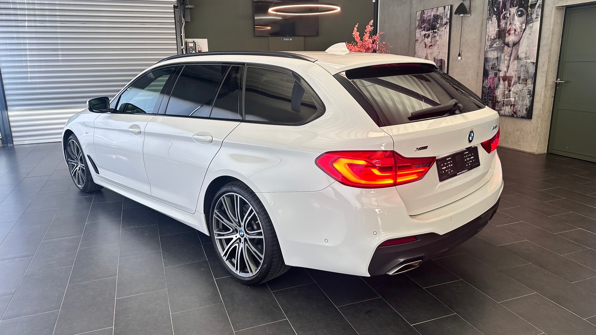 BMW 540i xDrive SAG Touring-image-15