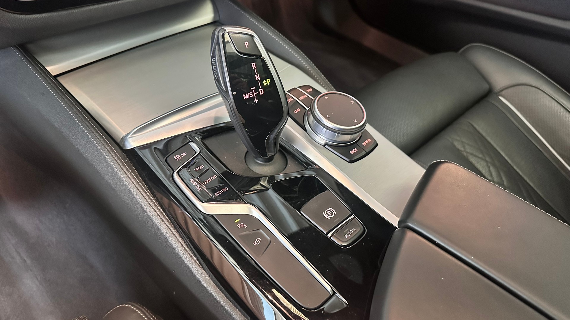 BMW 540i xDrive SAG Touring-image-12