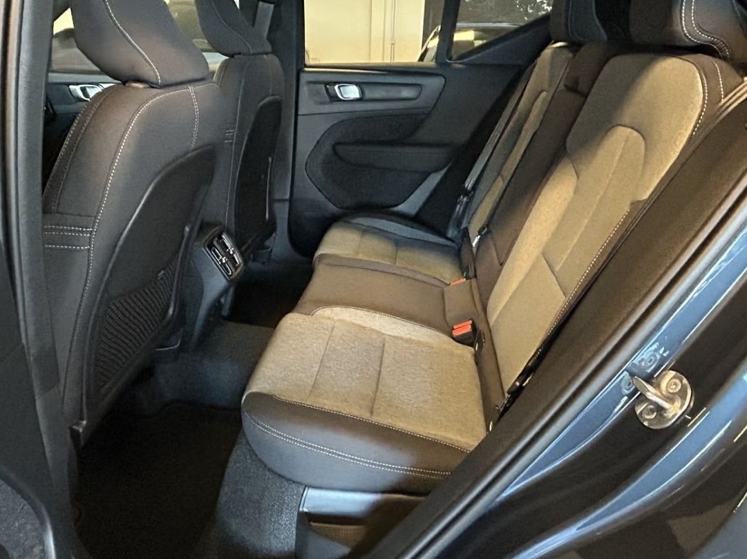 VOLVO XC40 B3 Benzin Mild Hybrid Plus Dark DCT-image-9
