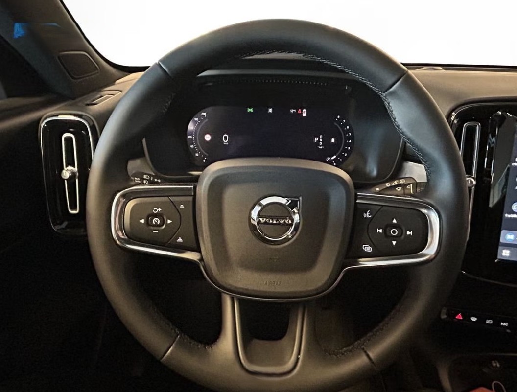 VOLVO XC40 B3 Benzin Mild Hybrid Plus Dark DCT-image-7